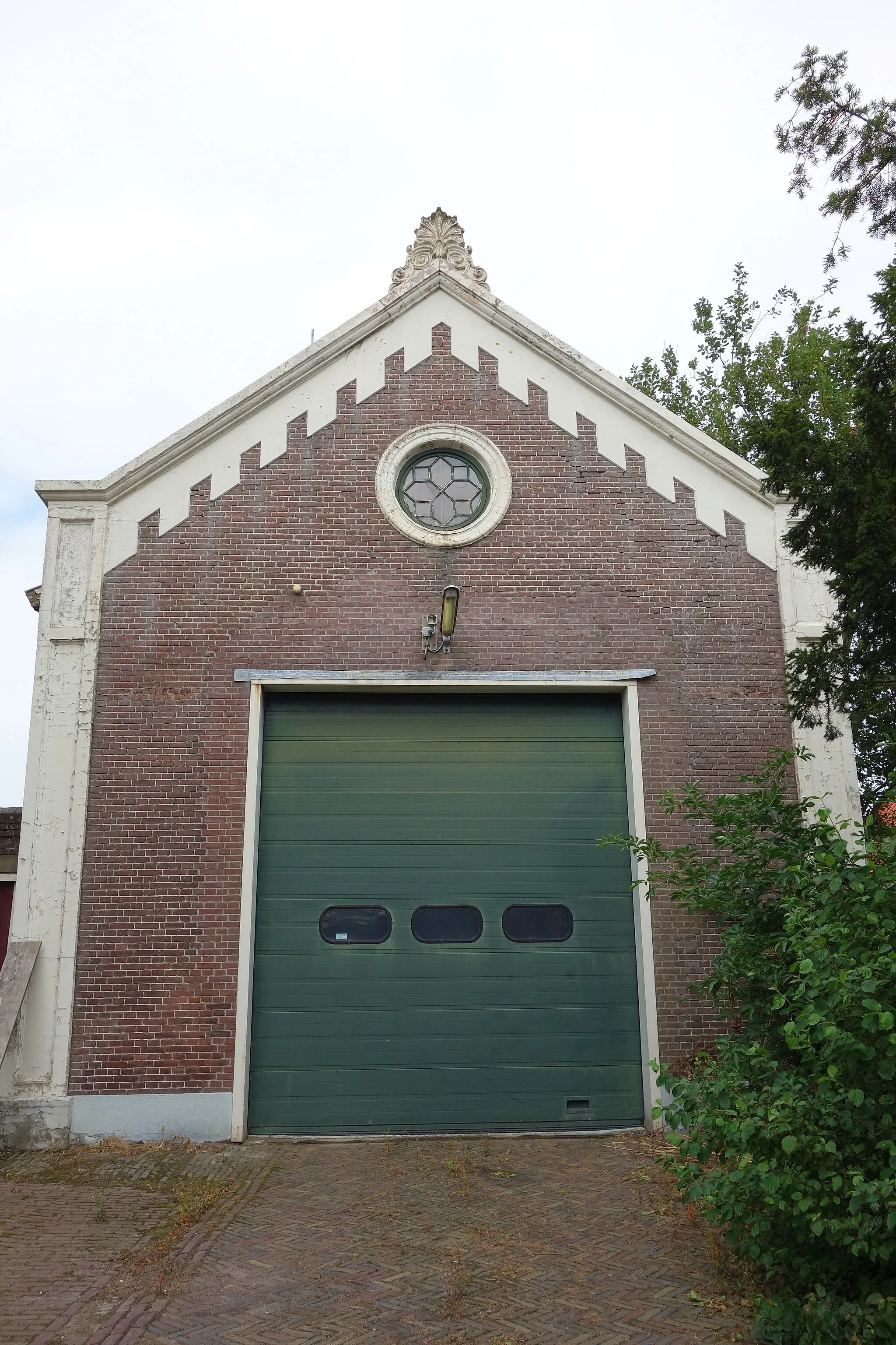 Photo showing: Garage van het raadhuis in Westwoud. Of het deel uitmaakt van het rijksmonument is niet bekend.