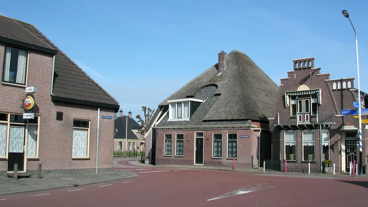 Photo showing: Centrum van Westwoud met identiteit van dorp en stad naast elkaar.
Center of Westwoud, the village and town identity's besides each other.