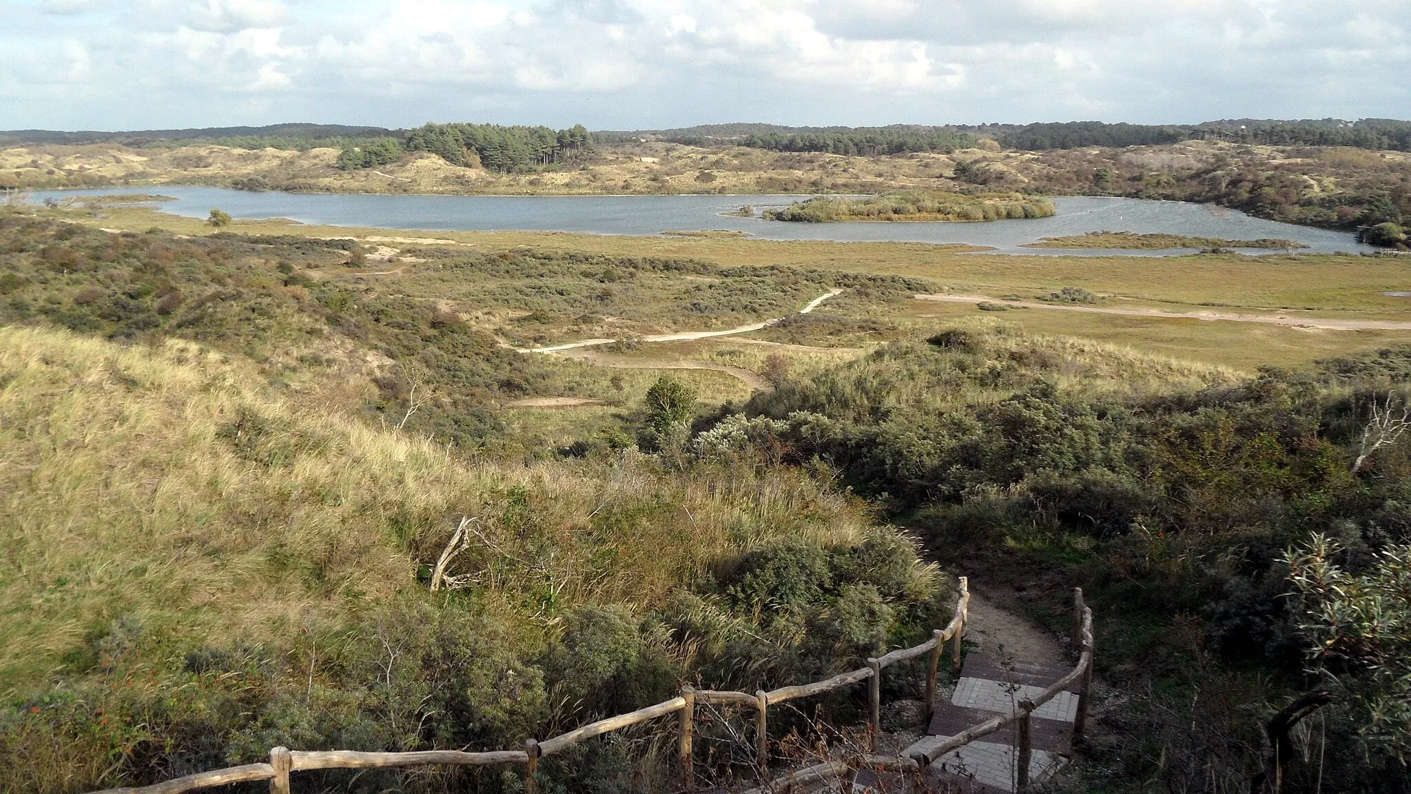 Photo showing: Zuid-Kennemerland: Vogelmeer from Hazenberg, looking (north)east; in early October 2018