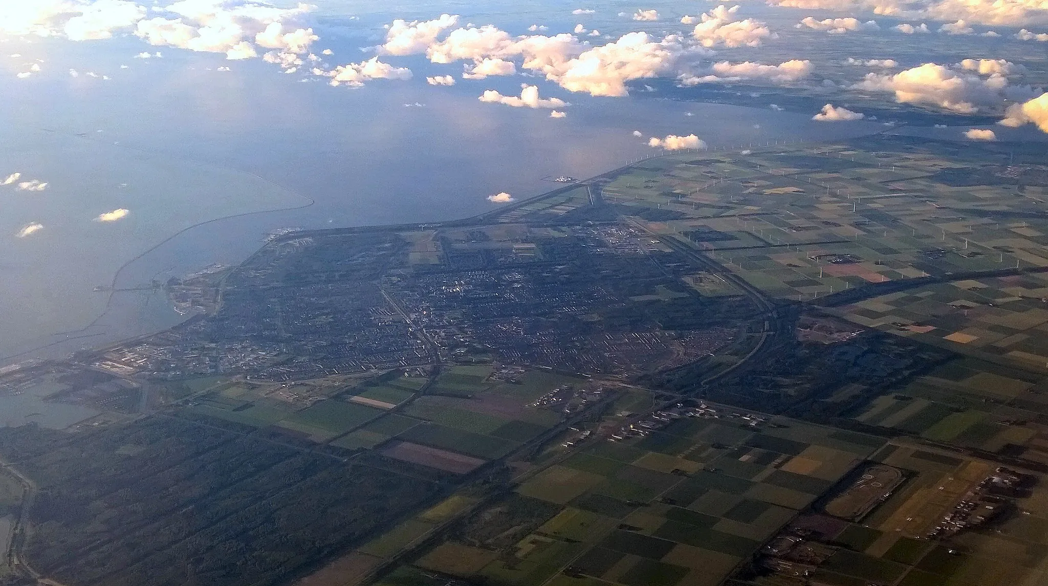 Photo showing: Gezicht op Lelystaad naar het Noordwesten, 22 juni 2014