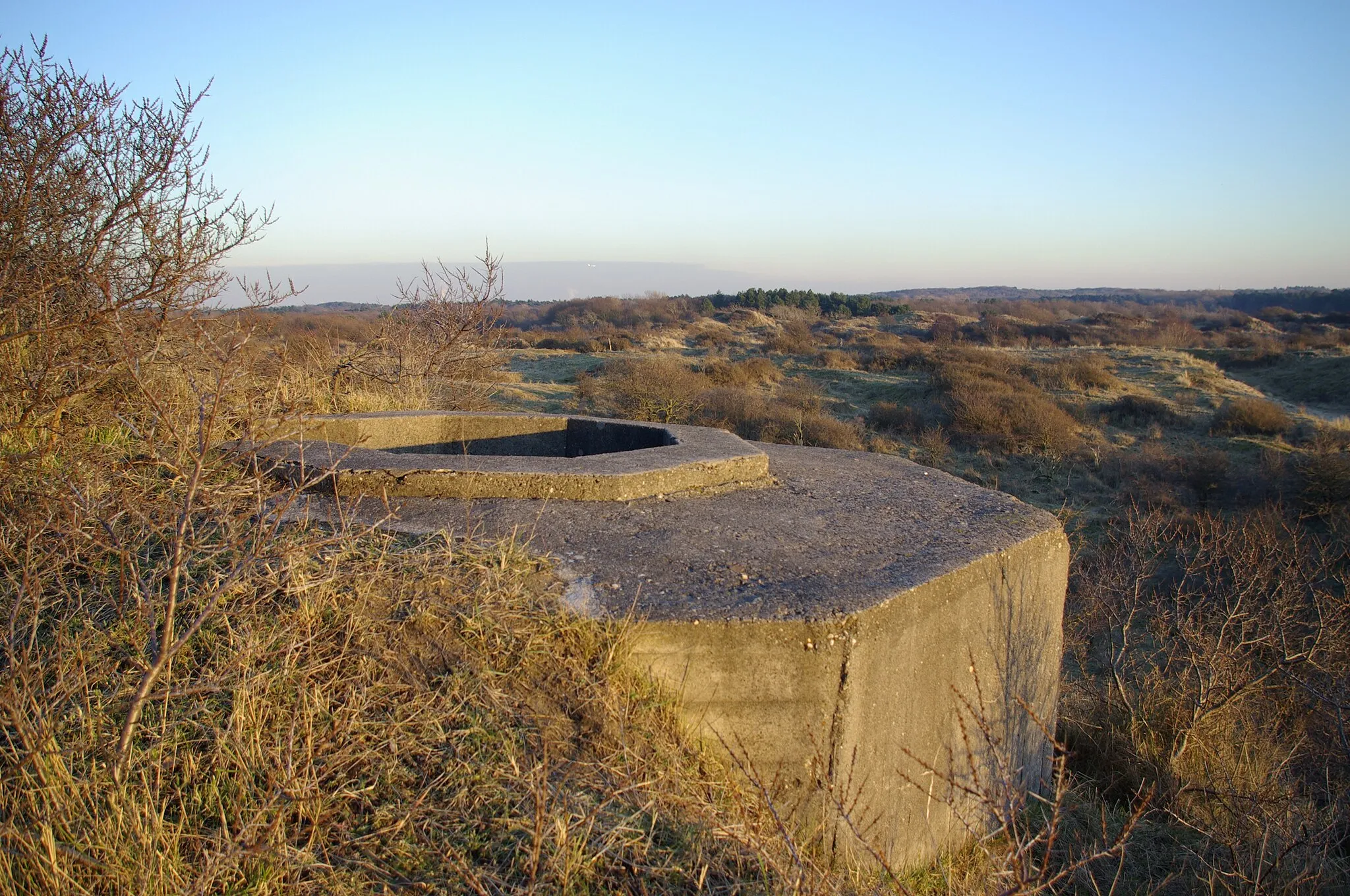 Photo showing: Atlantic Wall, IJmuiden, M.Fl.B. Süd-Ost (Anti-aircraft Battery Süd-Ost), W.N. 92 (Widerstandsnest 92), bunker (type R 58)