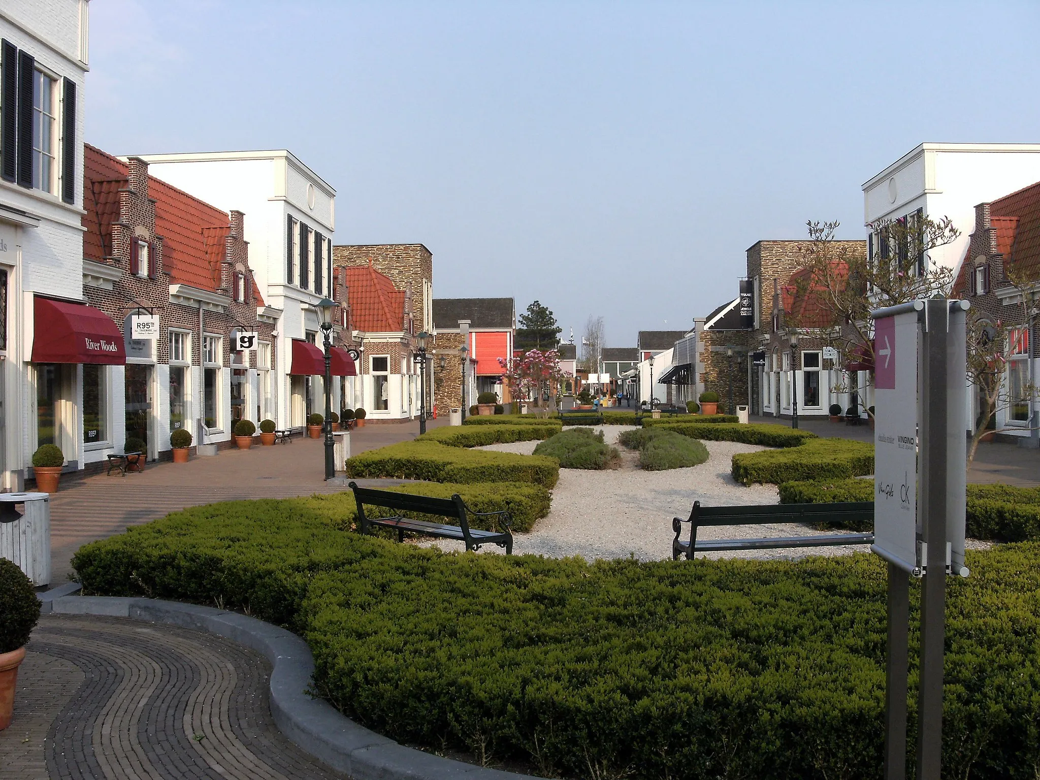 Photo showing: 2011-04-17 in Lelystad; Bataviastad. Street.
