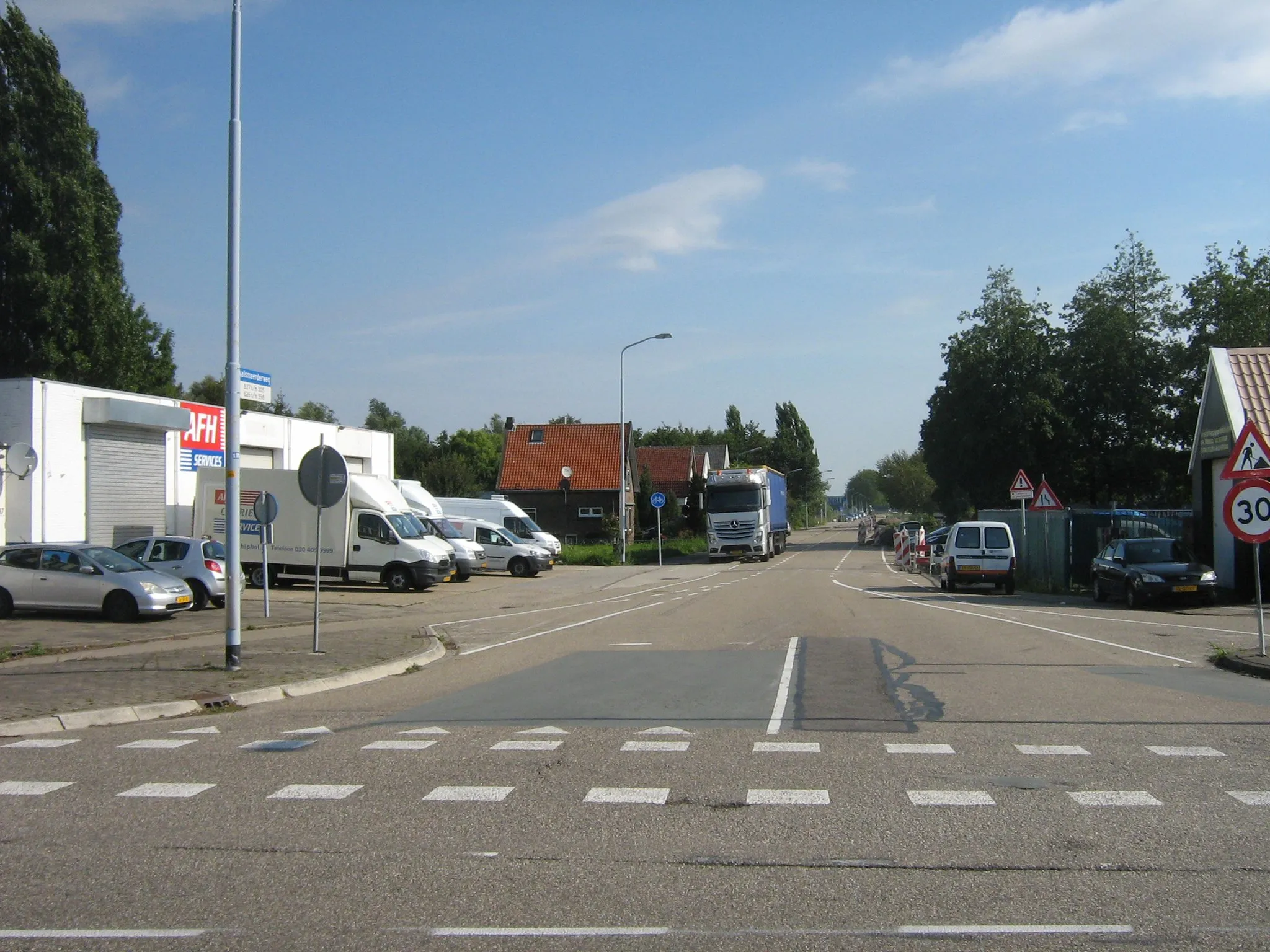 Photo showing: Buildings in the village of Rozenburg, Haarlemmermeer municipality, the Netherlands, looking northeast from the intersection of the Aalsmeerderweg (away from photographer) and the Kruisweg (N196).