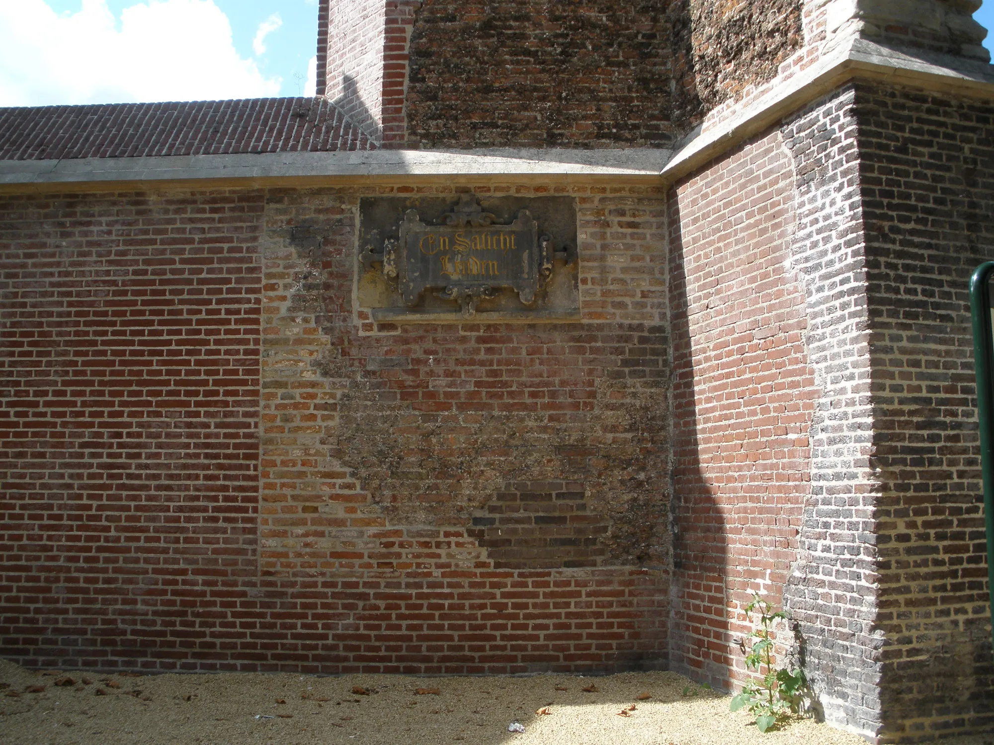 Photo showing: Remains of the Vrouwekerk in Leiden, the Netherlands. The inscription En Salicht Leiden ("A blessed Leiden") was originally in Leiden's town hall, which was destroyed by fire in 1922