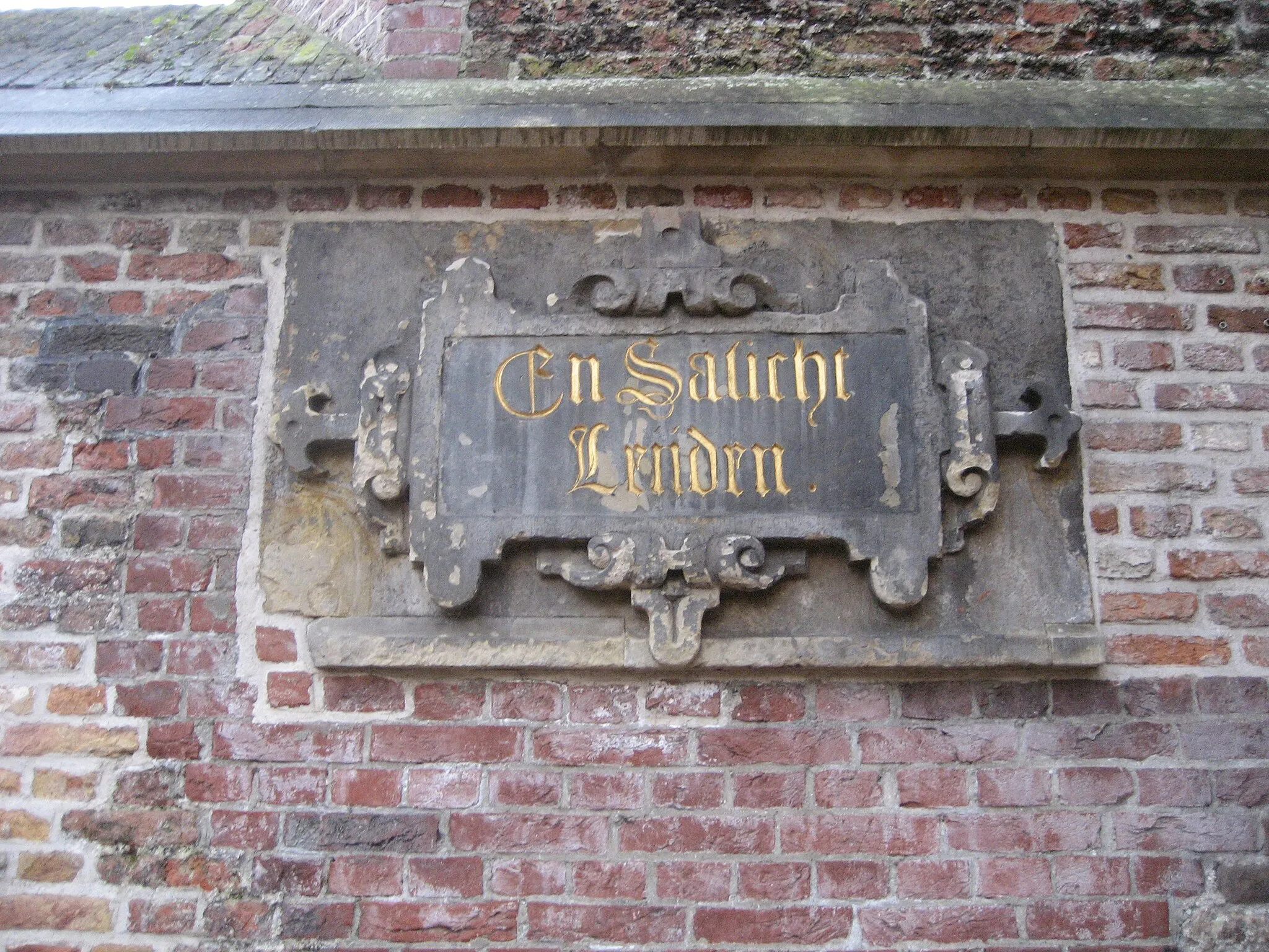 Photo showing: Plaque "En Salicht Leiden"  ("and bless Leiden"), Vrouwenkerkhof, Leiden, The Netherlands