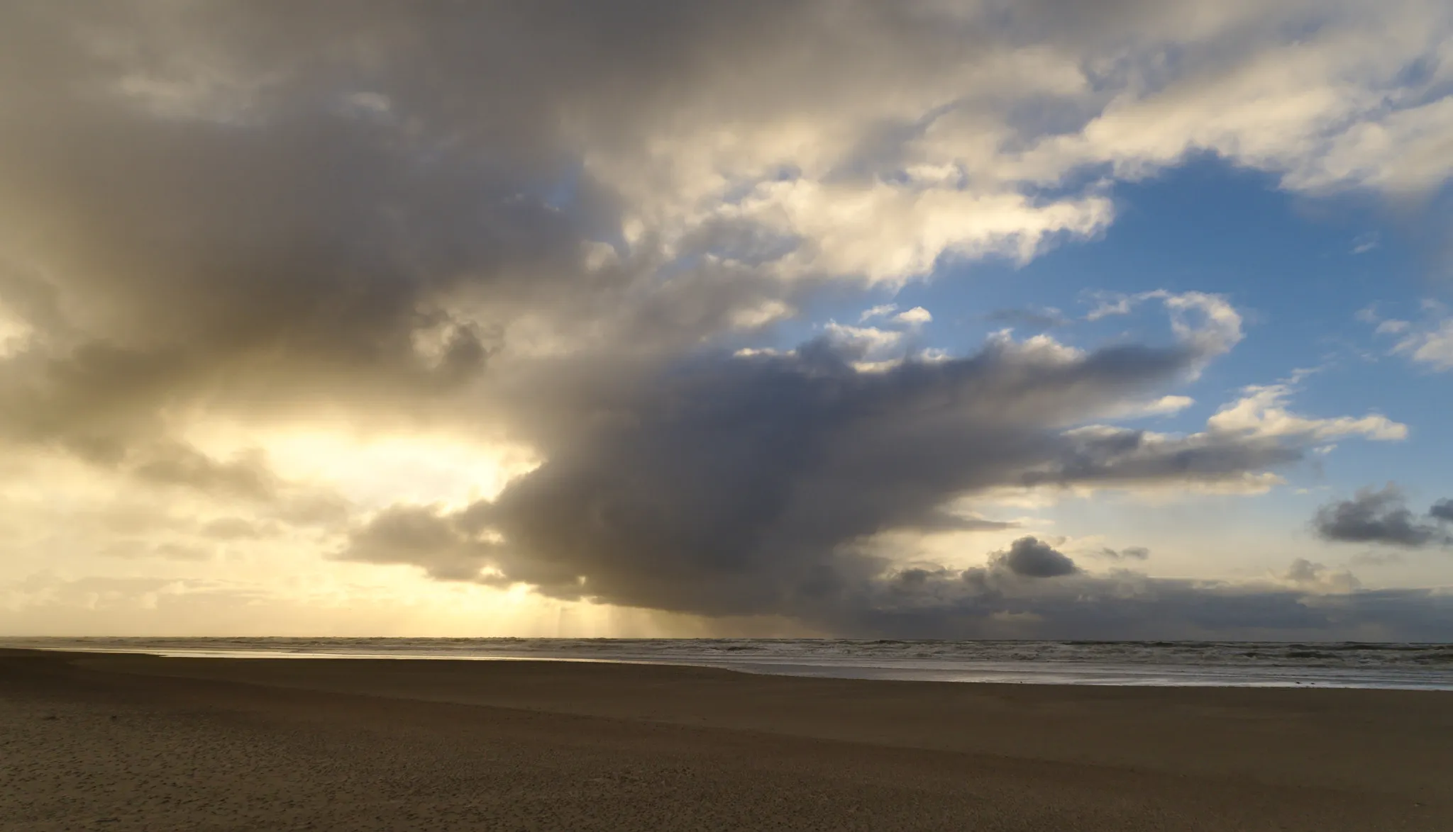 Photo showing: 500px provided description: I took these pictures on the beach of Texel. Comments and criticism are more than welcome, as I'm a beginning photographer. Thanks! :) [#beach ,#evening ,#Texel ,#Netherlands]