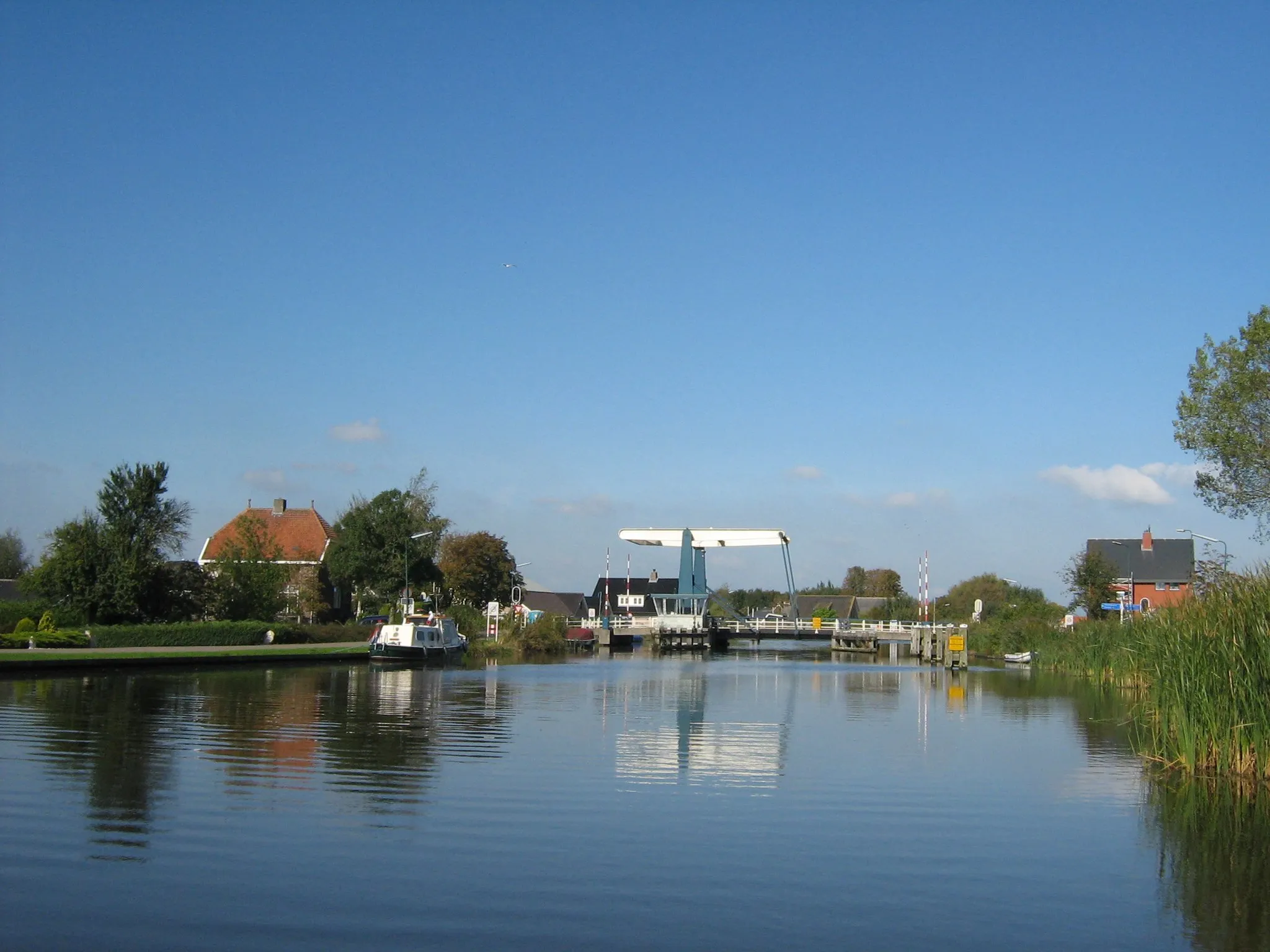 Photo showing: Photograph of the main bridge in De Hoef, a village in the province of Utrecht, the Netherlands. The water is the Kromme Mijdrecht. The road running across the bridge is called De Oude Spoorbaan. Photograph taken from the south on October 6 2007 by the uploader, who has donated it to the public domain.