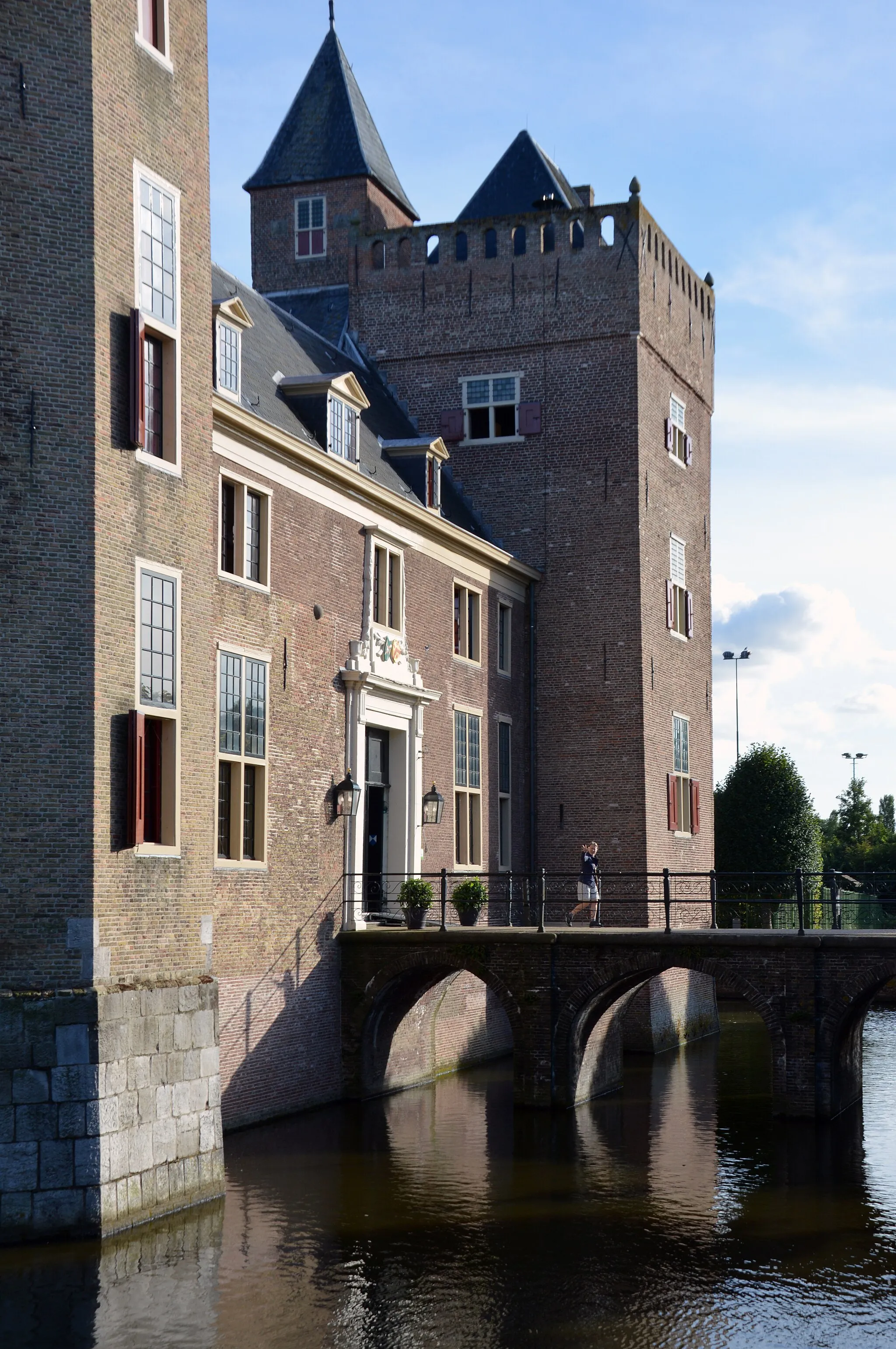 Photo showing: Bridge and facade of Assumburg Castle, Heemskerk, 2022