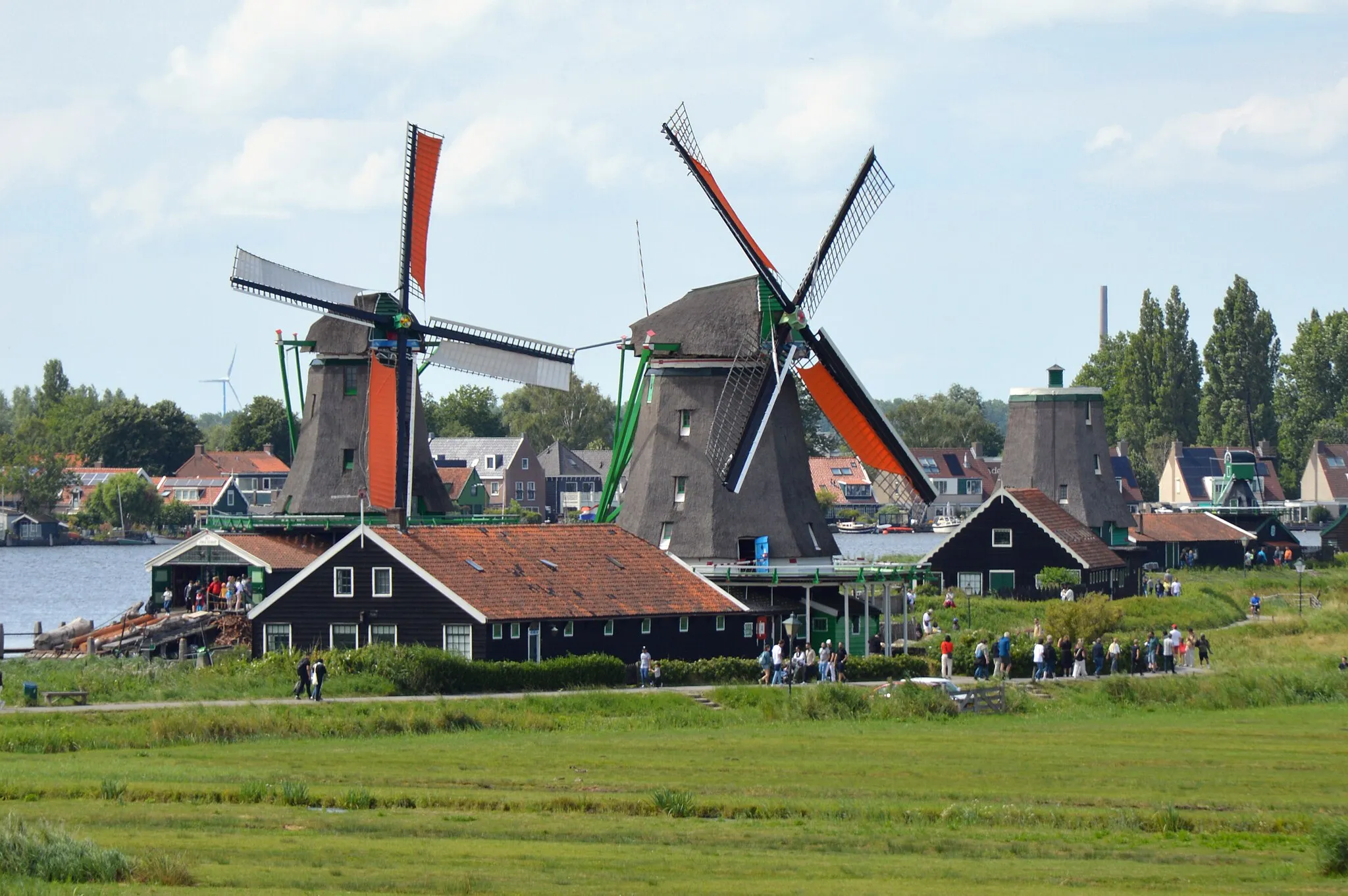 Photo showing: Windmills De Zoeker and Het Jonge Schaap at Zaanse Schans, Zaanstad, 2022