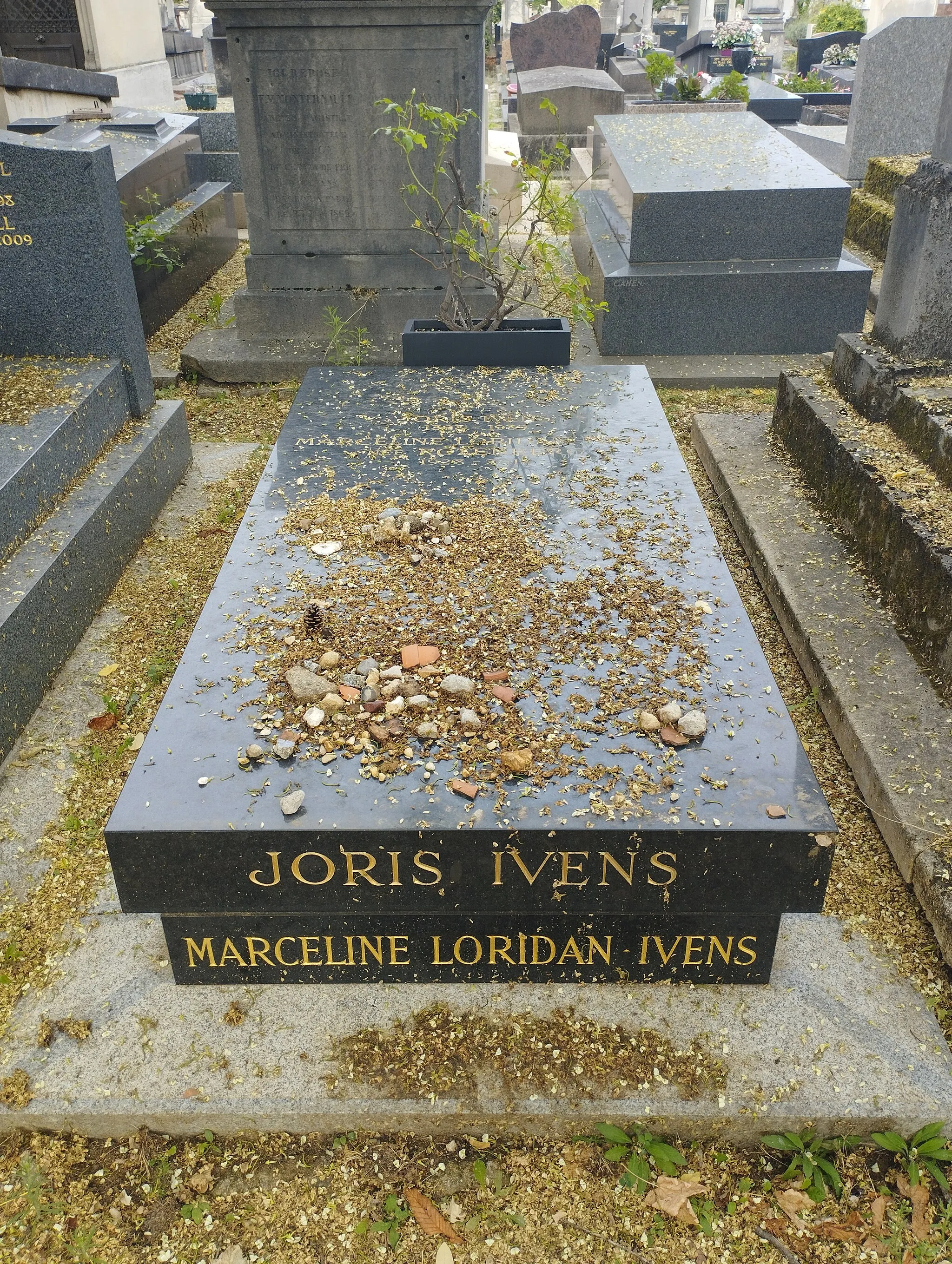 Photo showing: Tombe de Joris Ivens et Marceline Loridan-Ivens au cimetière du Montparnasse.