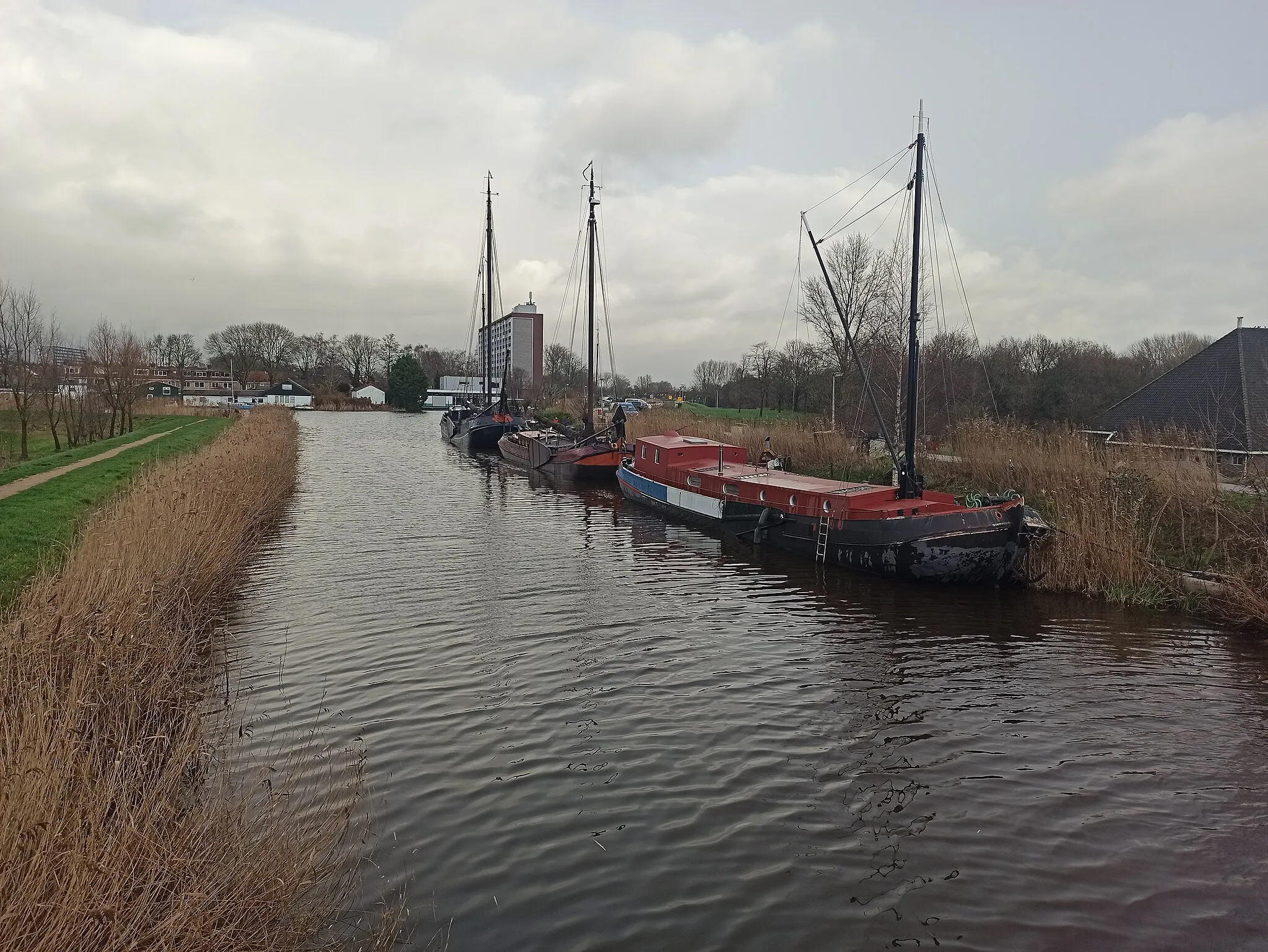 Photo showing: De Purmerringvaart in Purmerend vanaf de brug Purmerenderweg. Rechts is het Leeghwaterpark, verderop links de Where.