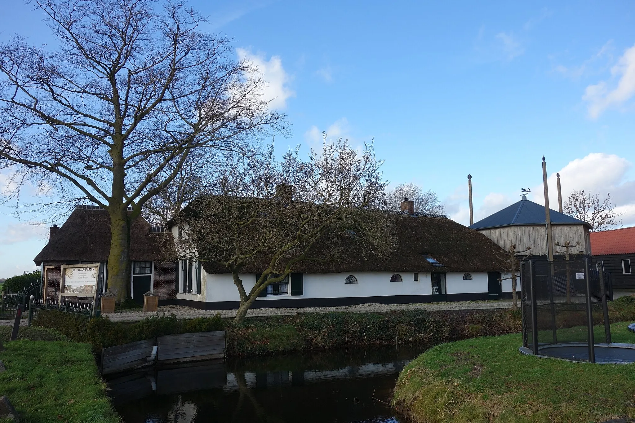 Photo showing: Gepleisterde boerderij met zomerwoning (links) aan de Achterweteringseweg in Maartensdijk