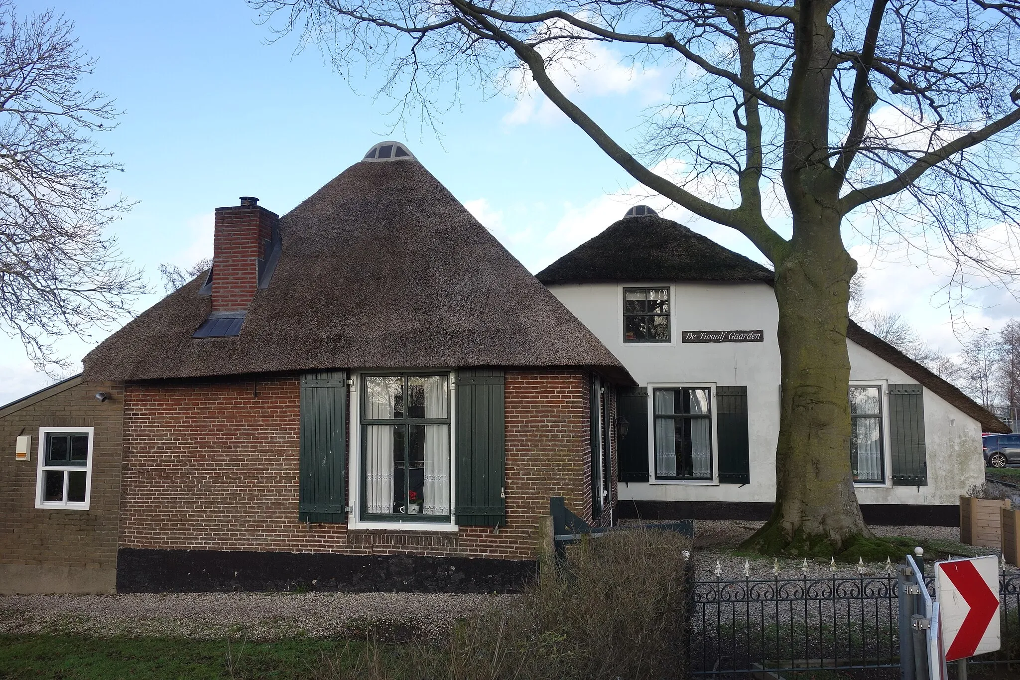 Photo showing: Gepleisterde boerderij met zomerwoning (vooraan) aan de Achterweteringseweg in Maartensdijk