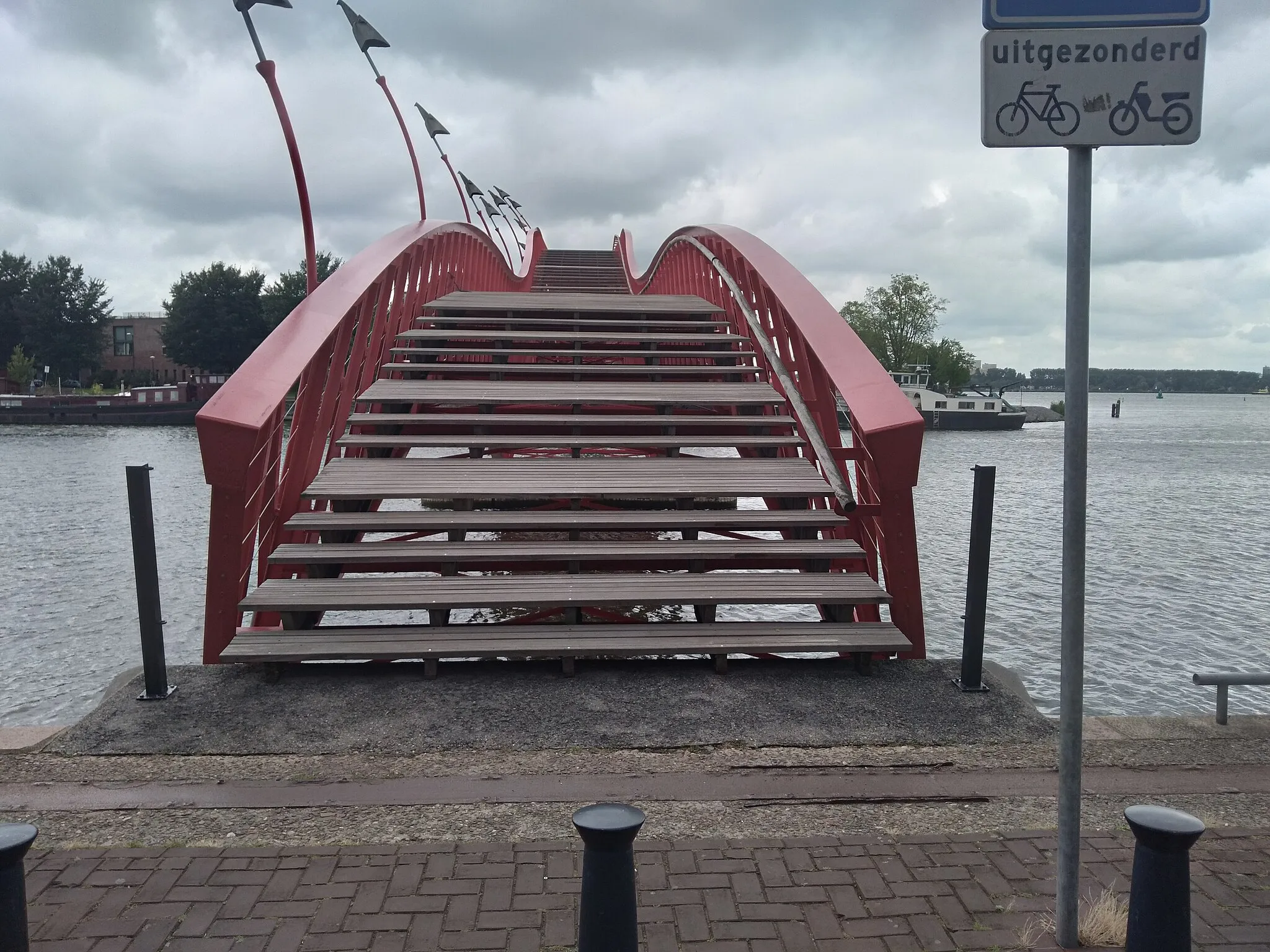Photo showing: De Pythonbrug vanuit het zuiden gezien, Amsterdam-Oost