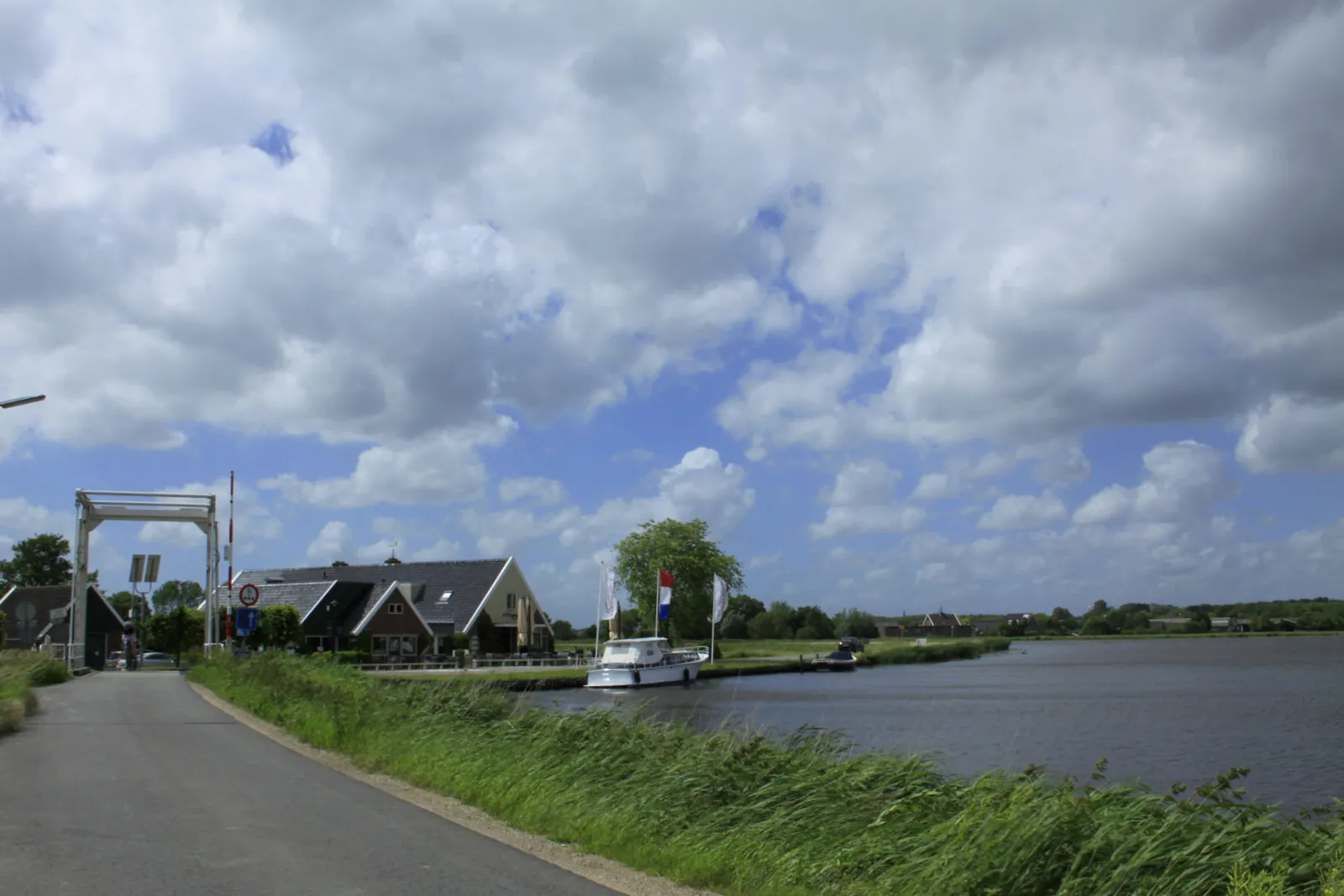 Photo showing: De Bullewijk de Holendrecht en de Waver komen samen bij de Voetangelbrug.