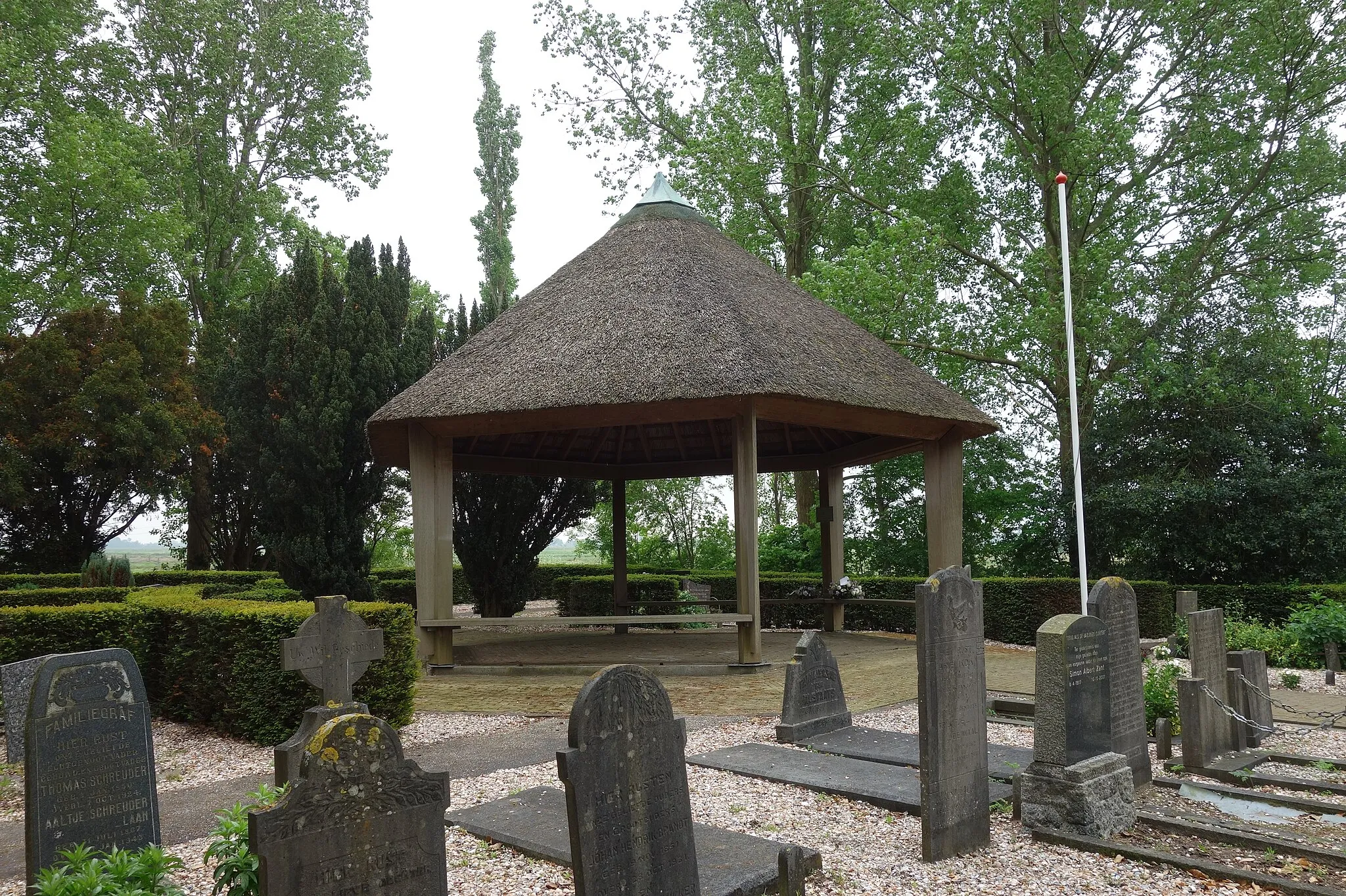 Photo showing: Prieel op de algemene begraafplaats in Watergang. Aan een van de poten van het prieel hangt een plaquette ter herinnering aan de Joodse familie Kerkmeester.