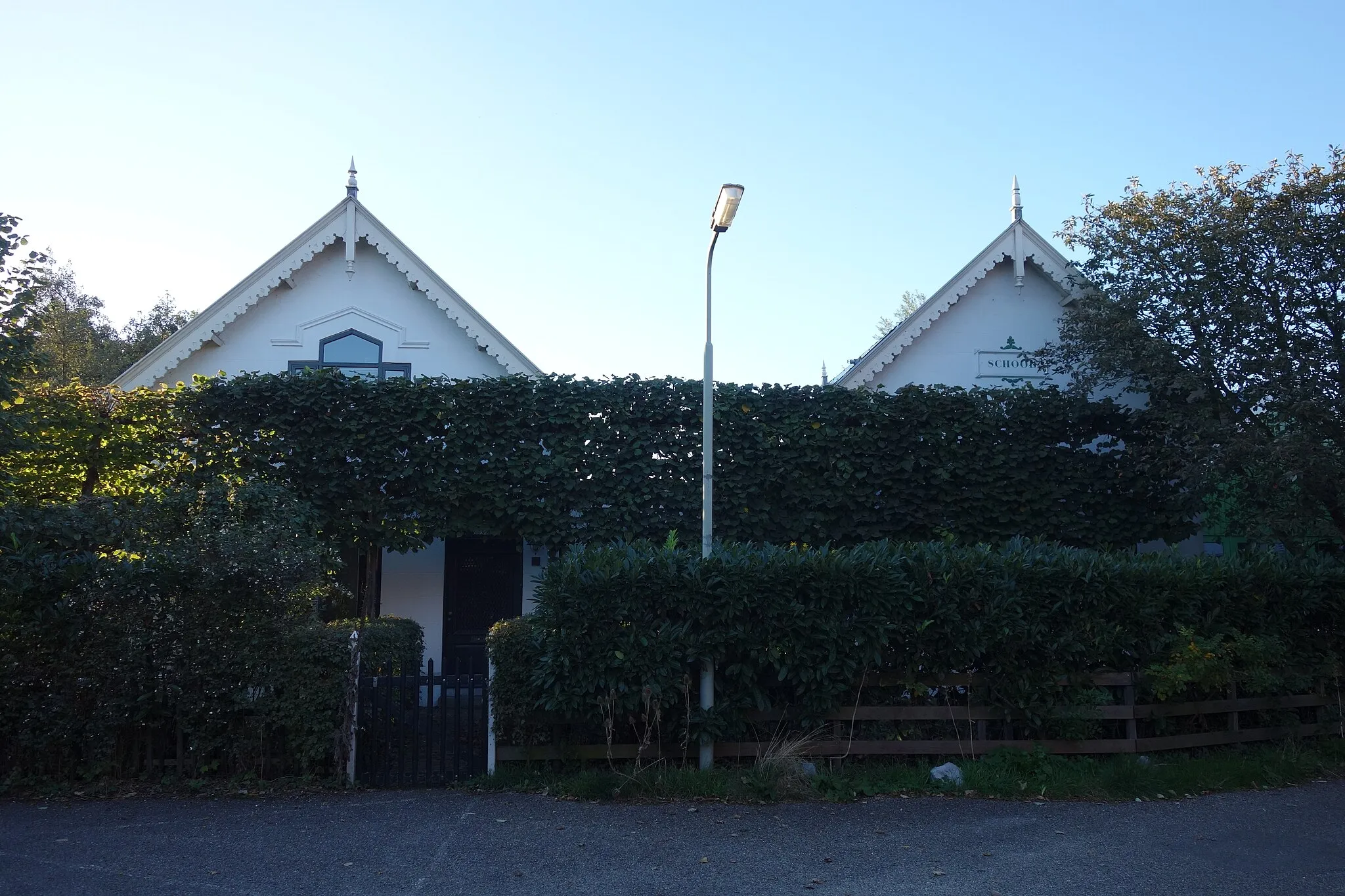 Photo showing: Voormalig schoolgebouw met schoolmeesterswoning in Nauerna, gemeente Zaanstad.
