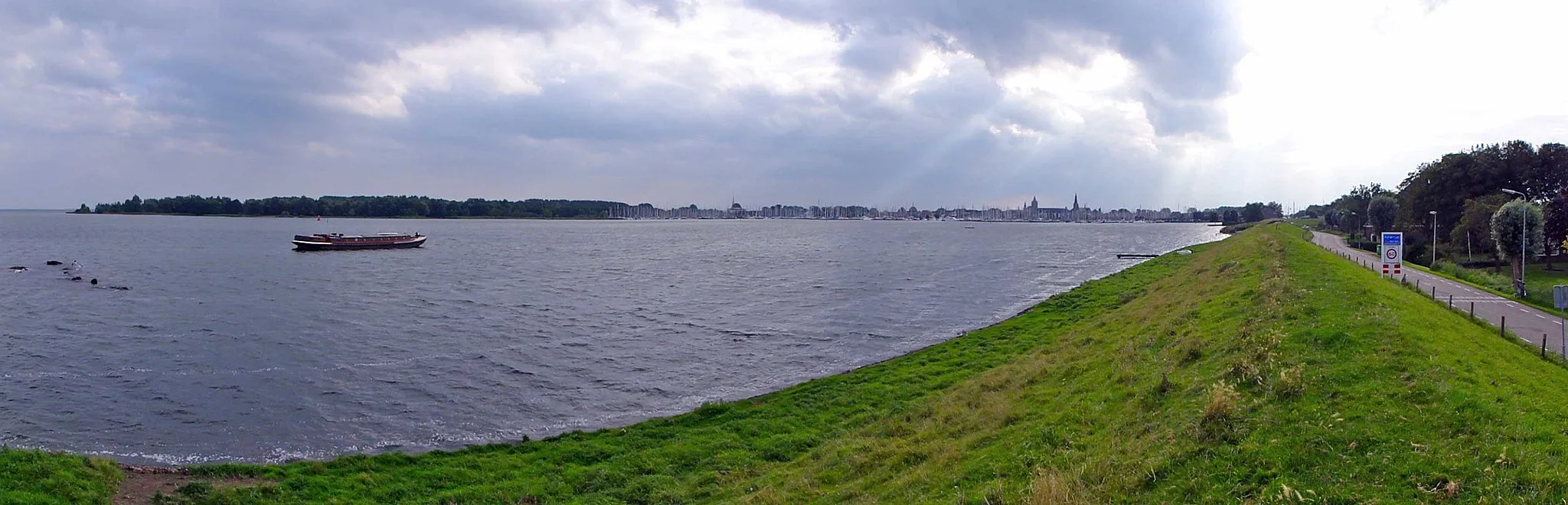 Photo showing: Zicht op Monnickendam aan het Monnickendammergat in de Gouwzee, gezien vanaf Katwoude