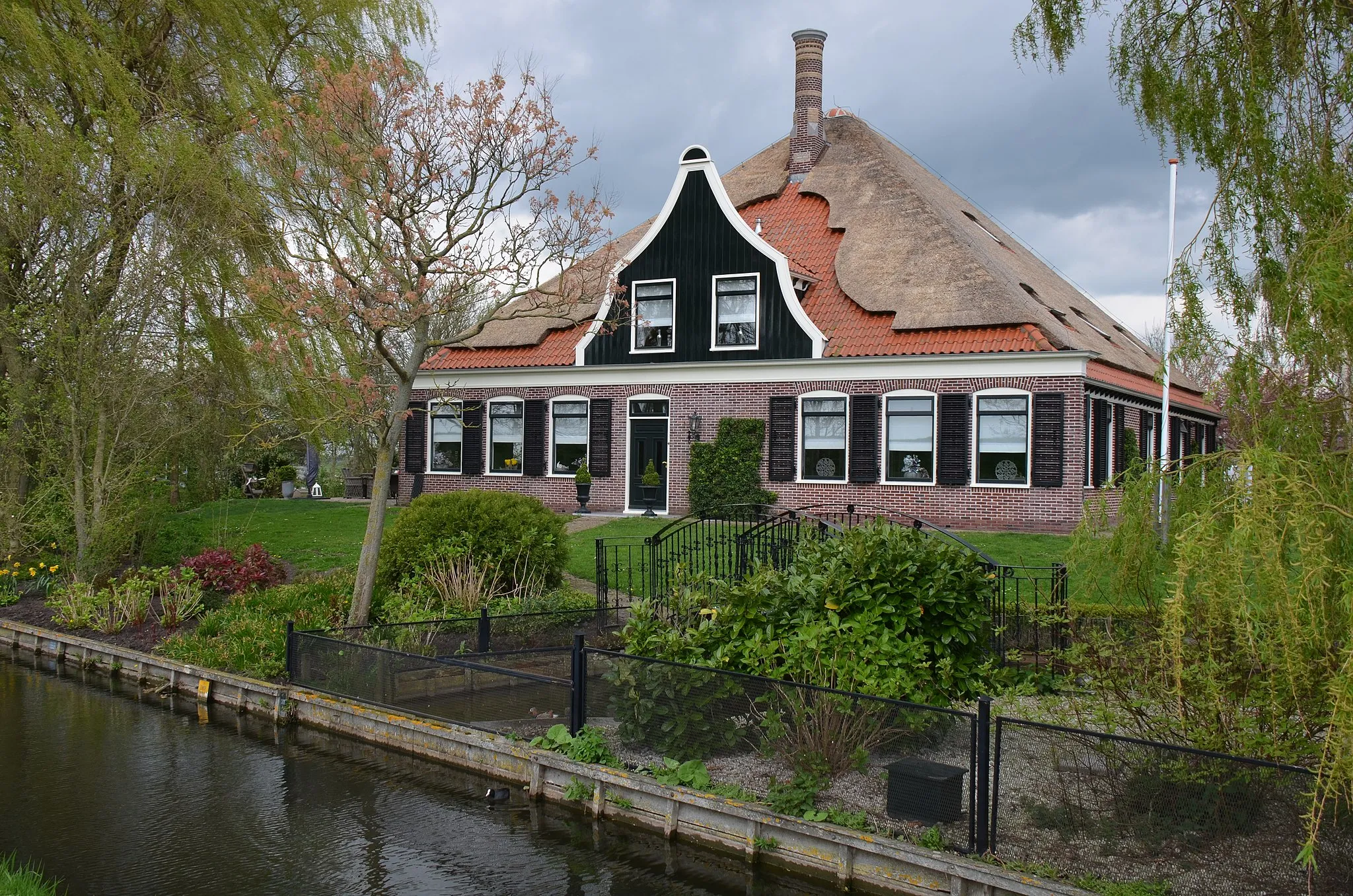 Photo showing: An almost whole wooden square farmhouse near Katwoude