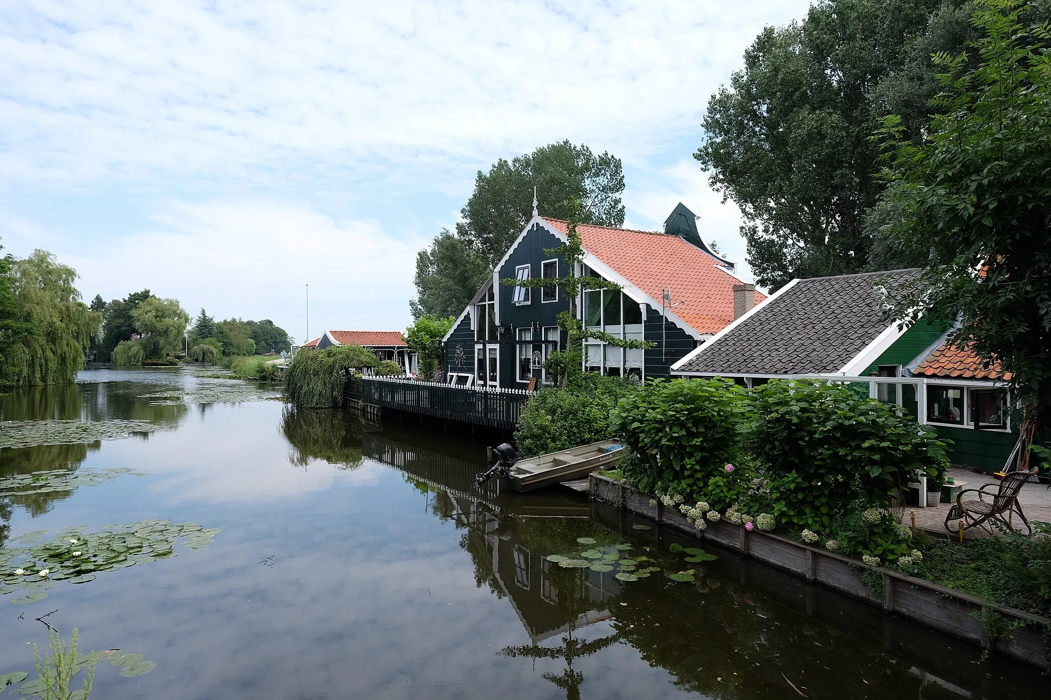 Photo showing: Houses along the canal in Bartelsluis.