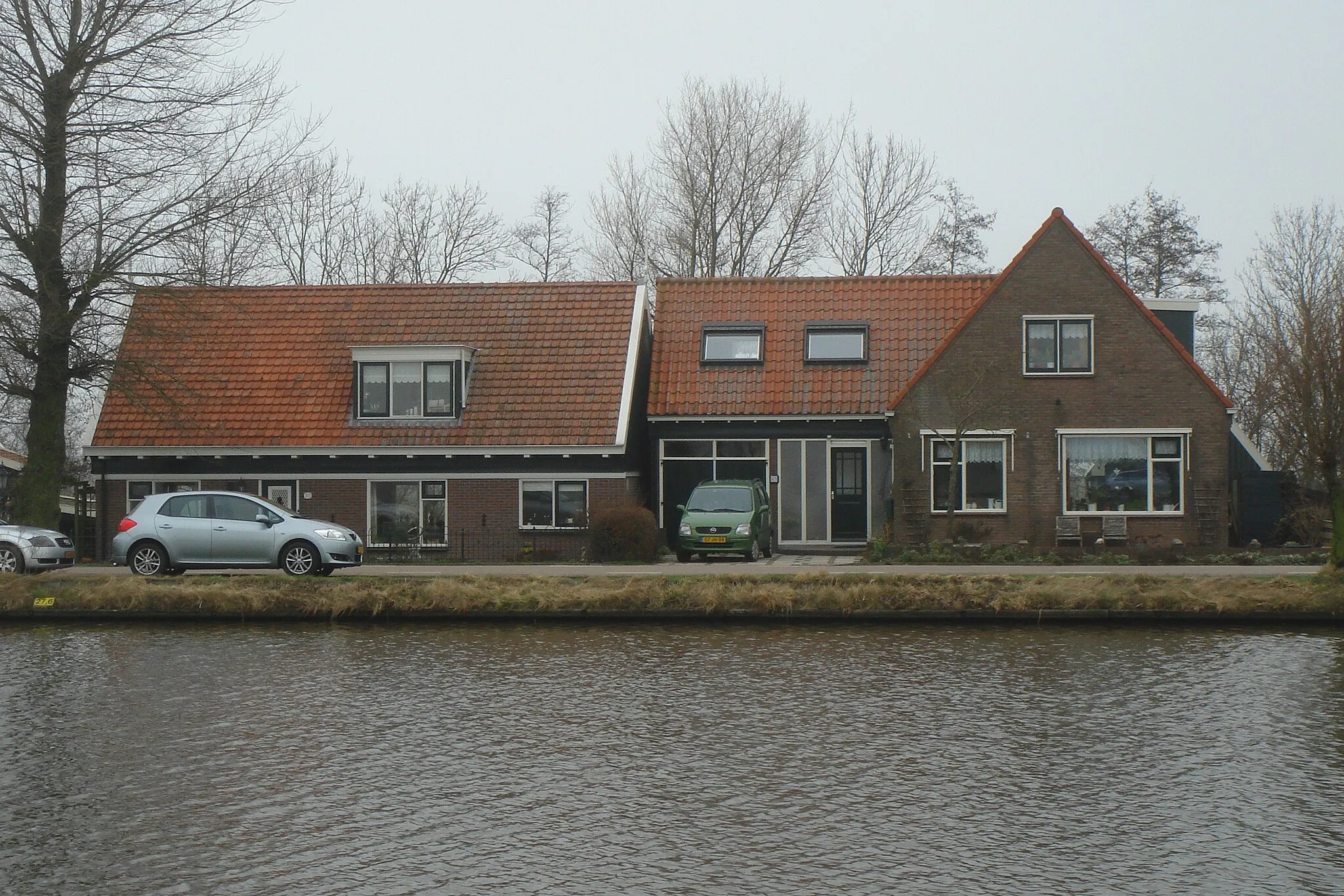 Photo showing: Kanaaldijk 49 en 47 in West-Graftdijk, de twee huizen aan het Noord-Hollands kanaal die in de film zijn gebruikt. Links het huis van de buurvrouw, rechts dat van Valerie Jaspers. Foto: Daniel van der Ree (1 maart 2012)