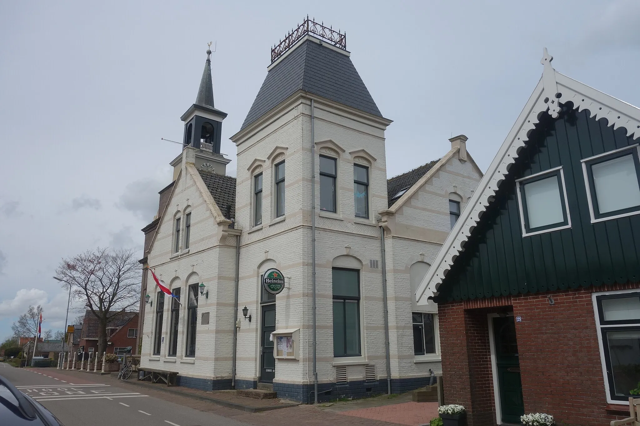 Photo showing: Voormalig schoolgebouw in Warder, nu een café. Het schoolgebouw is in neostijl met neogotische en neorenaissance-elementen. Achter het schoolgebouw staat de voormalige kerk van Warder, dat is het enige rijksmonument in het dorp.