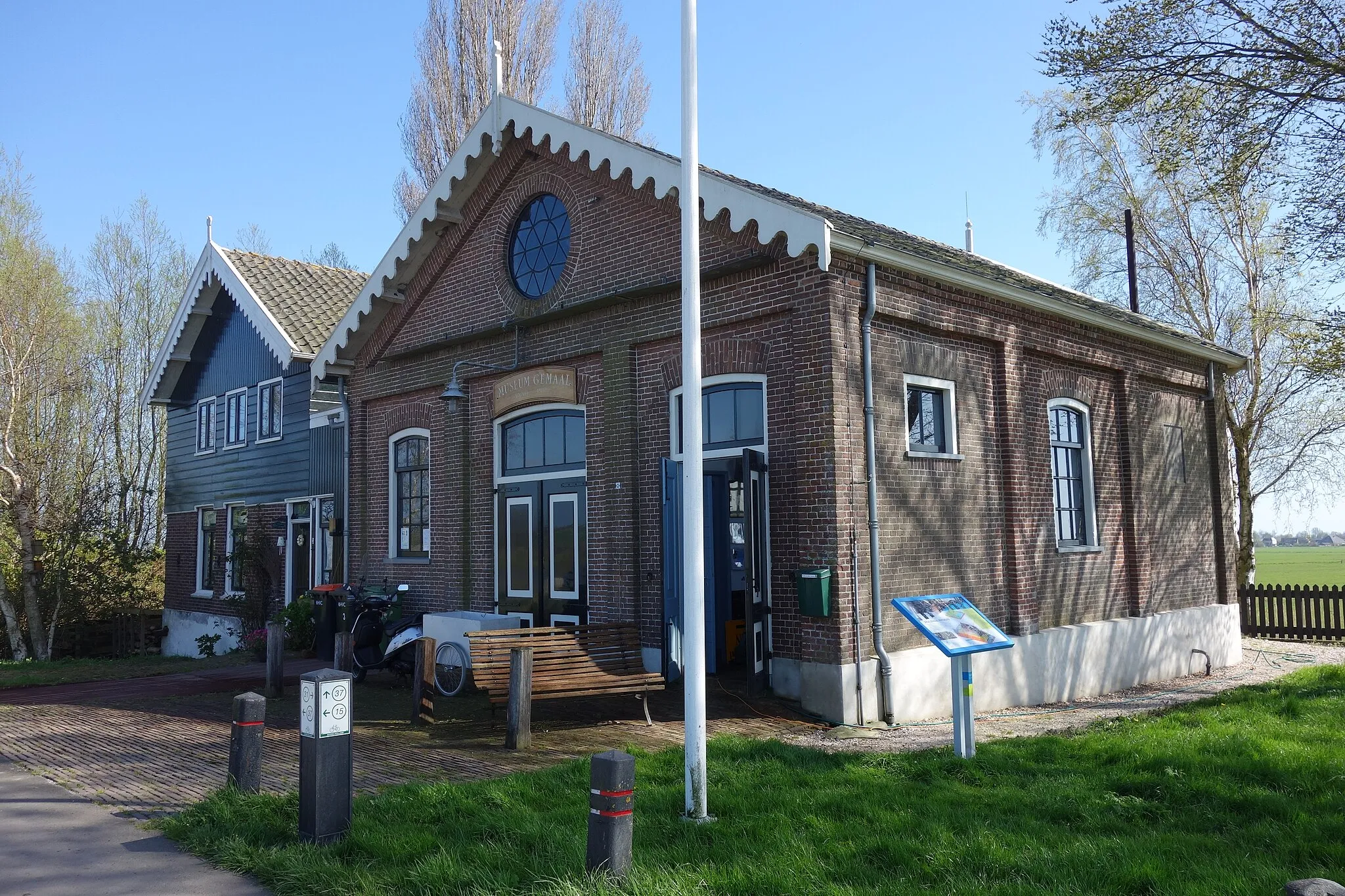 Photo showing: Dieselgemaal aan de Beetskoogkade 2 in Oudendijk. Het gemaal is in 1877 gebouwd als stoomgemaal, in 1910 werd het een van de eerst dieselgemalen in Nederland.