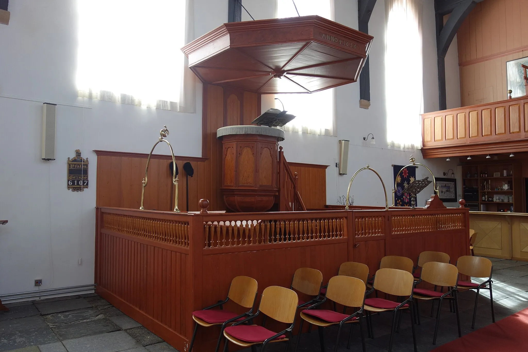 Photo showing: Dooptuin met preekstoel in de kerk van Oudendijk. Het geheel is tegen de zuidelijke muur geplaatst. Het doophek is verrijdbaar, zodat de kerk ook voor andere zaken gebruikt kan worden en daarbij meer ruimte bied.