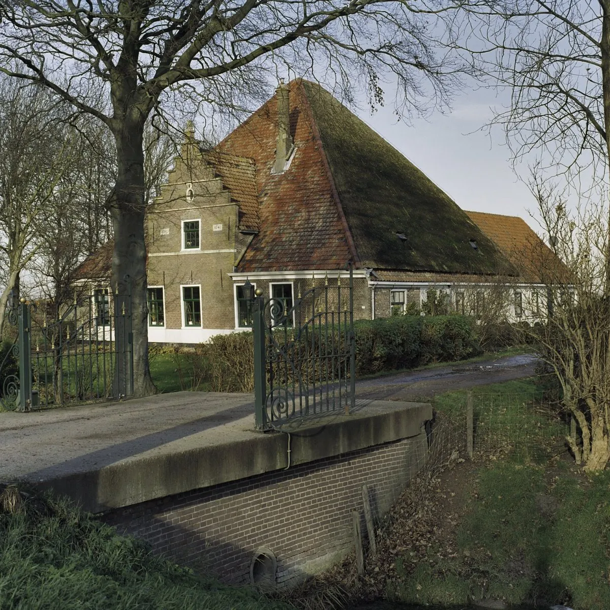 Photo showing: Stolpboerderij De Twaalf Apostelen: Ingangshek naar boerderij met uitgebouwde koestal (opmerking: Gefotografeerd voor Monumenten In Nederland Noord-Holland)
