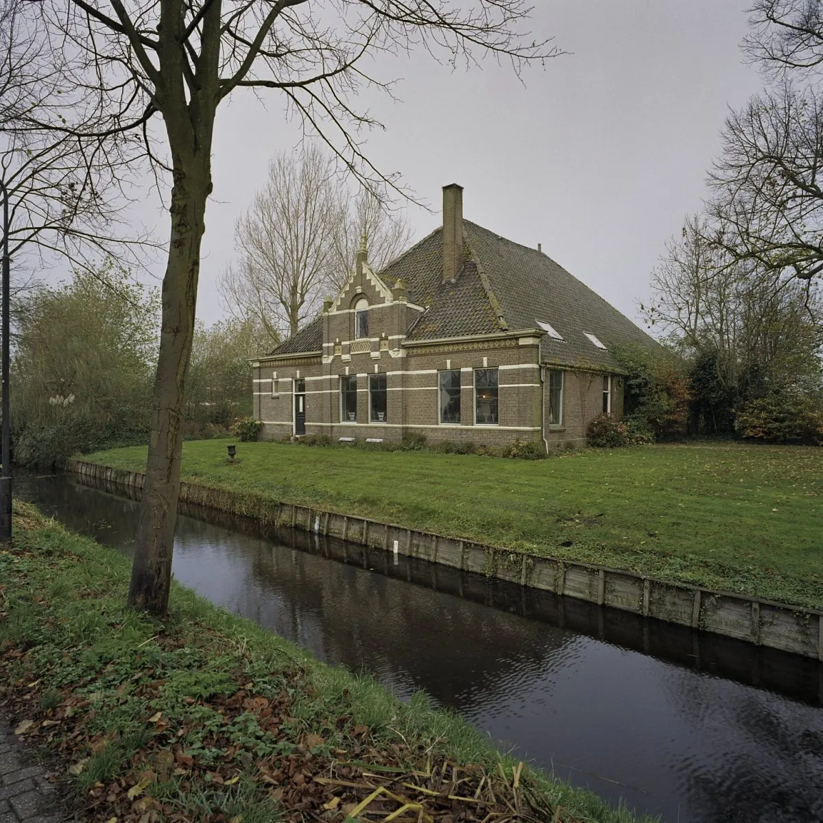 Photo showing: Stolpboerderij De Twaalf Apostelen: Overzicht voorgevel van boerderij (opmerking: Gefotografeerd voor Monumenten In Nederland Noord-Holland)