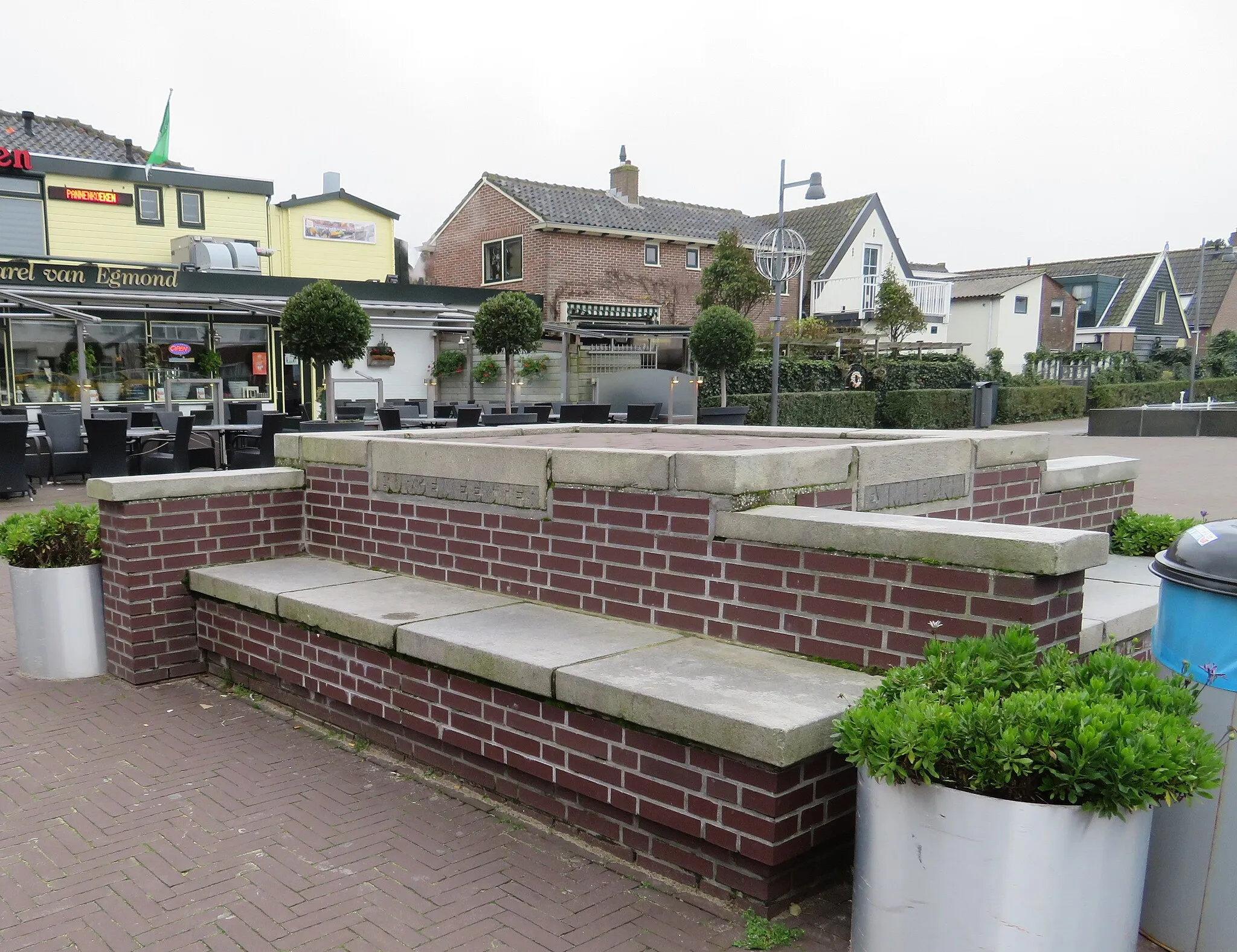 Photo showing: Burgemeester Eymabank, Burgemeester Eymaplein in Egmond aan Zee. Opschrift: burgemeester eymabank 12 mei – 1935
1910-1935

De bank is ca. 2010 verwijderd en na herinrichting van het plein in 2011 teruggeplaatst. Natuur- en baksteen.