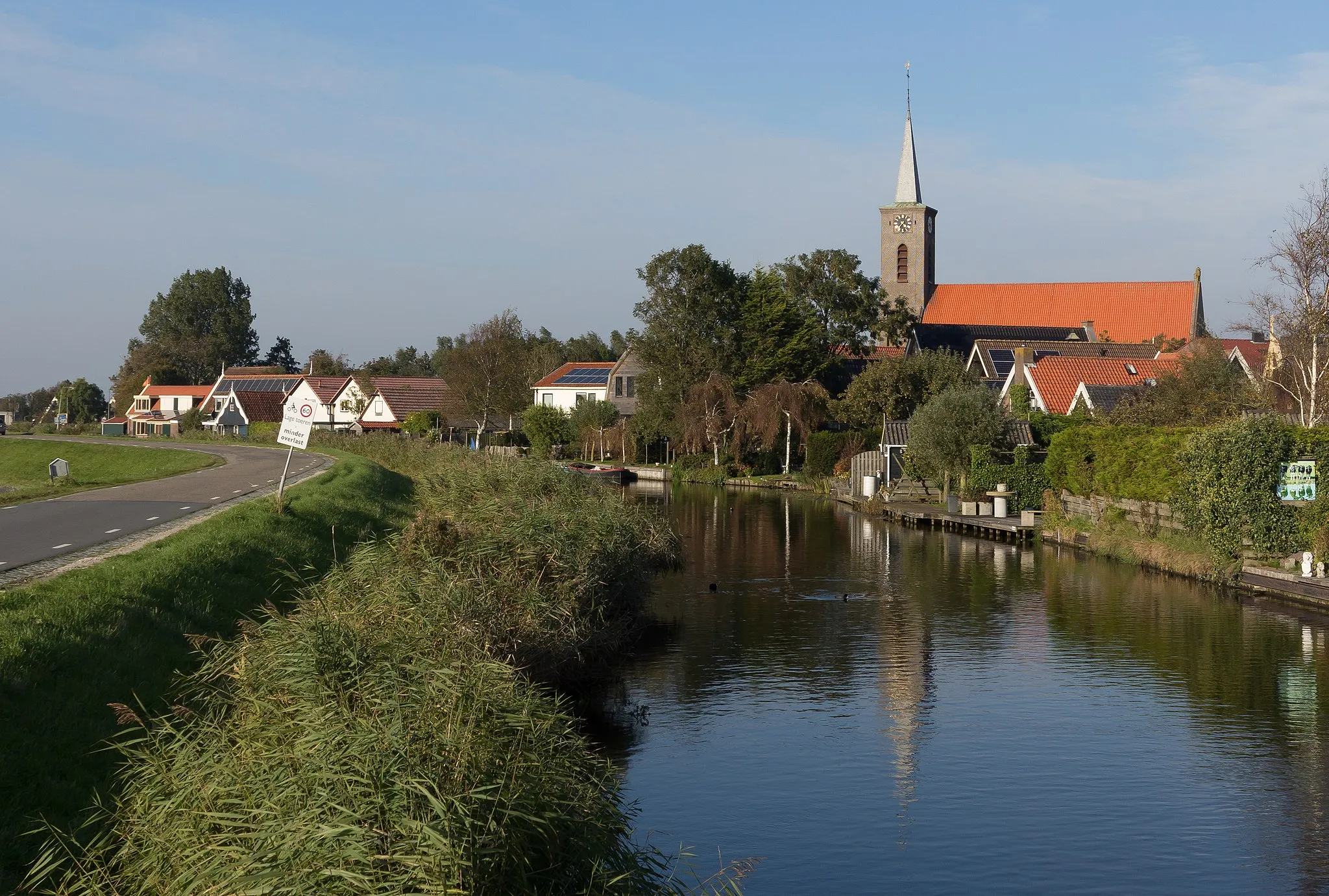 Photo showing: Ursem, church (de Sint Bavokerk) in the street
