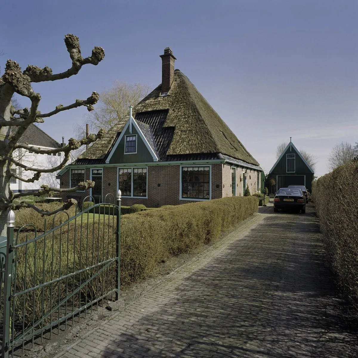 Photo showing: Stolpboerderij/ Geveltop: Overzicht voorgevel en rechter zijgevel van boerderij gezien vanaf inrit (opmerking: Gefotografeerd voor Monumenten In Nederland Noord-Holland)