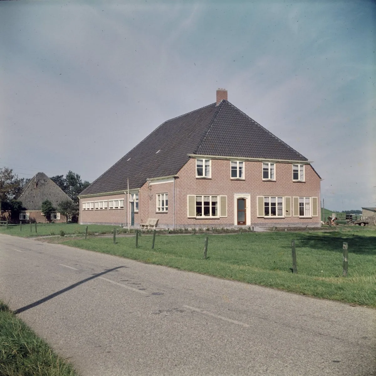 Photo showing: Boerderijen: Overzicht  nieuwe boerderij in 1958, voorgevel en linker zijgevel