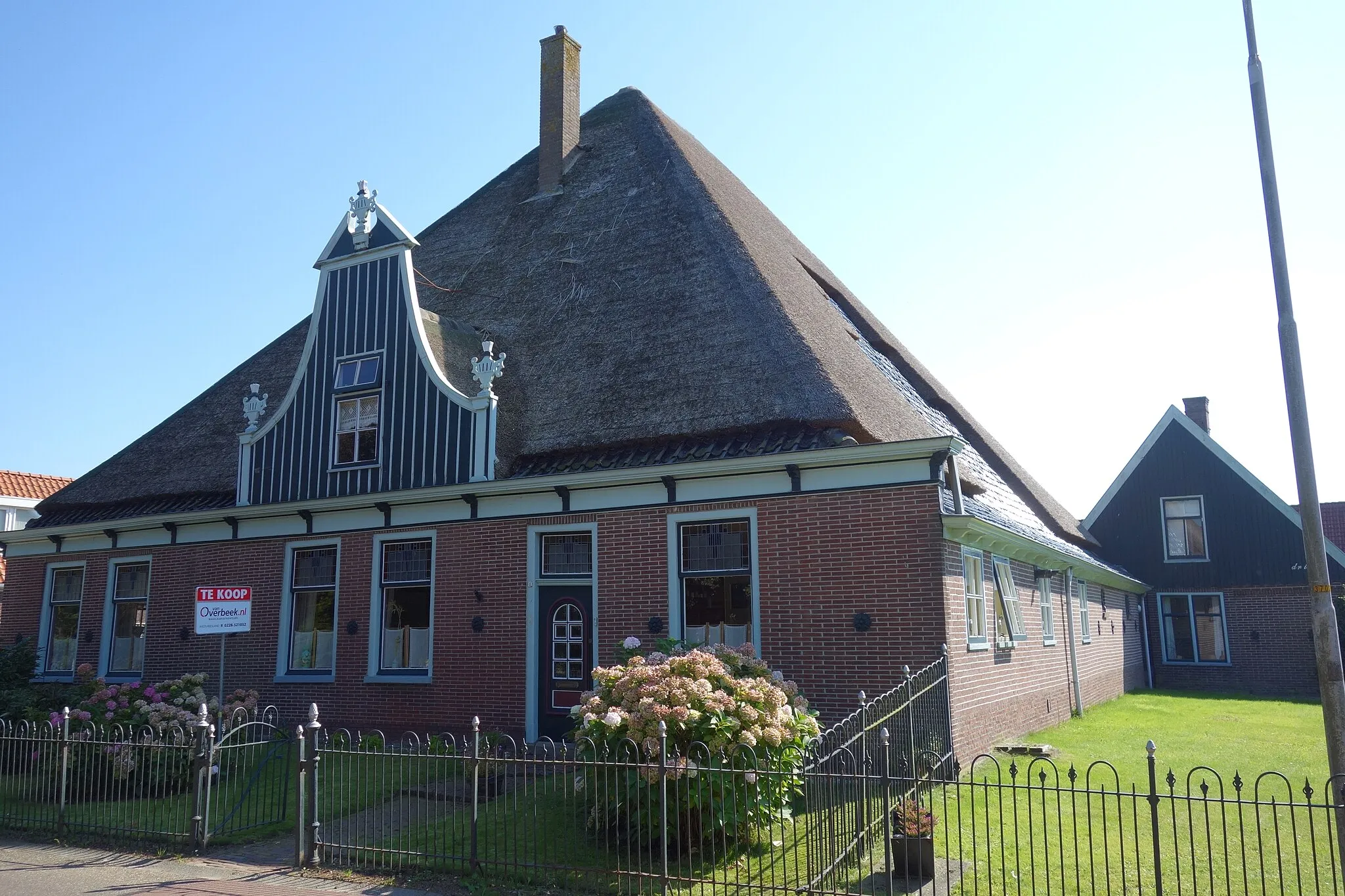 Photo showing: Stolpboerderij aan de Hemmerbuurt 1 in Hem. De uitbouw aan de rechterzijde is omgebouwd tot een afzonderlijke woning.