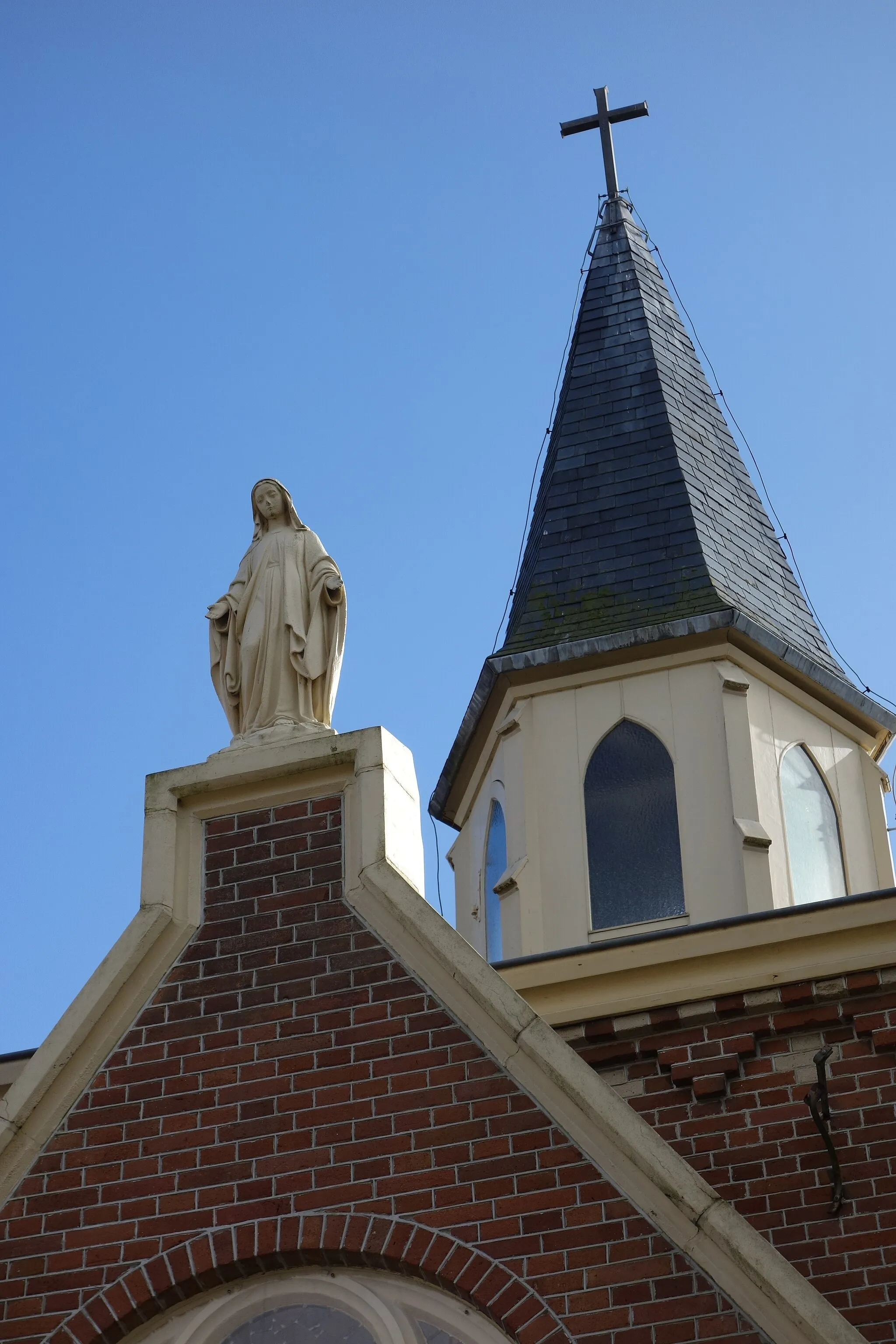 Photo showing: Maria op de nok van de Lourdeskapel in Zwaag.