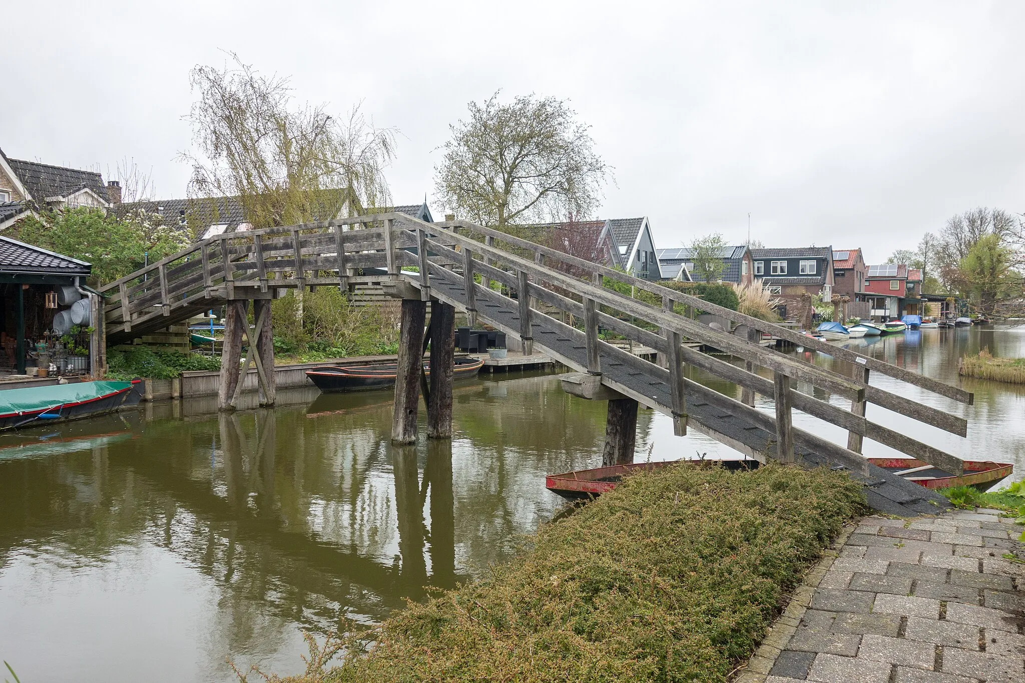 Photo showing: Houten voetbrug in Broek op Langedijk. De brug verbind de Dorpsstraat en het Oxhoofdpad.