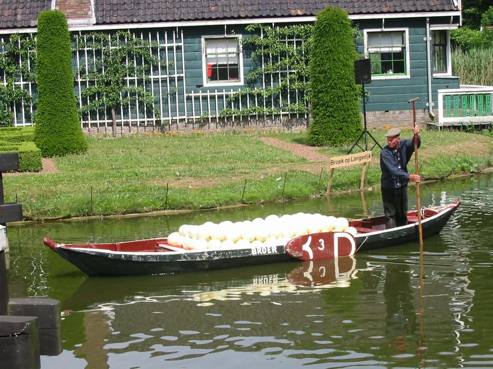 Photo showing: Schuit met witte kolen en tuinder onderweg naar de veiling te Broek op Langedijk, nagespeeld op zondag 18 juni 2006 in het Openluchtmuseum te Arnhem.
Fotograaf: J.A.C. de Kroon