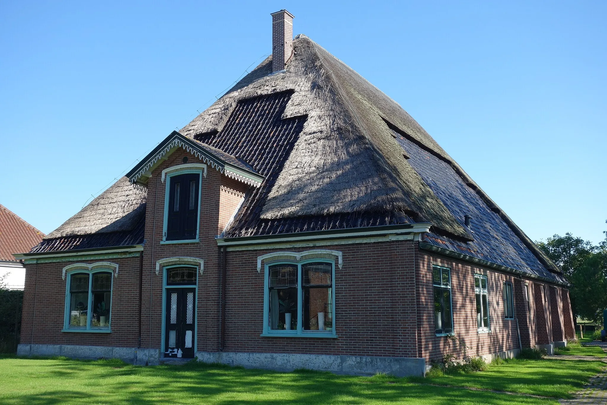 Photo showing: Woonboerderij aan de Dorpsweg 107 in Schellinkhout. De ramen in de voorgevel zijn gekoppeld (staan direct naast elkaar) waardoor er als het ware één venster ontstaat. De voordeur is een rouw- en trouwdeur omdat er geen pad naartoe leidt. De eigenlijke toegangsdeur bevindt zich in de rechter zijgevel.