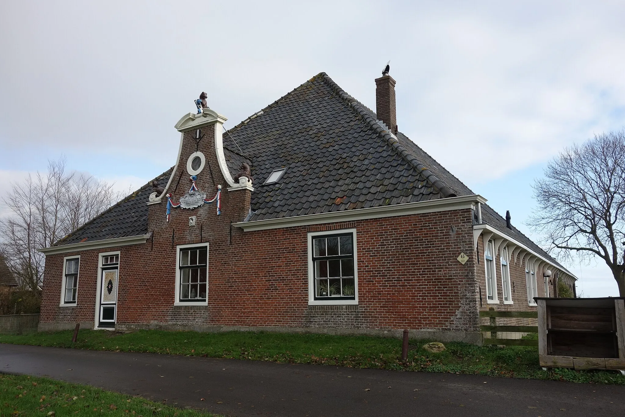 Photo showing: Grote dubbele stolpboerderij aan de Zandwerven 45 in Spanbroek. Links een pronkdeur.