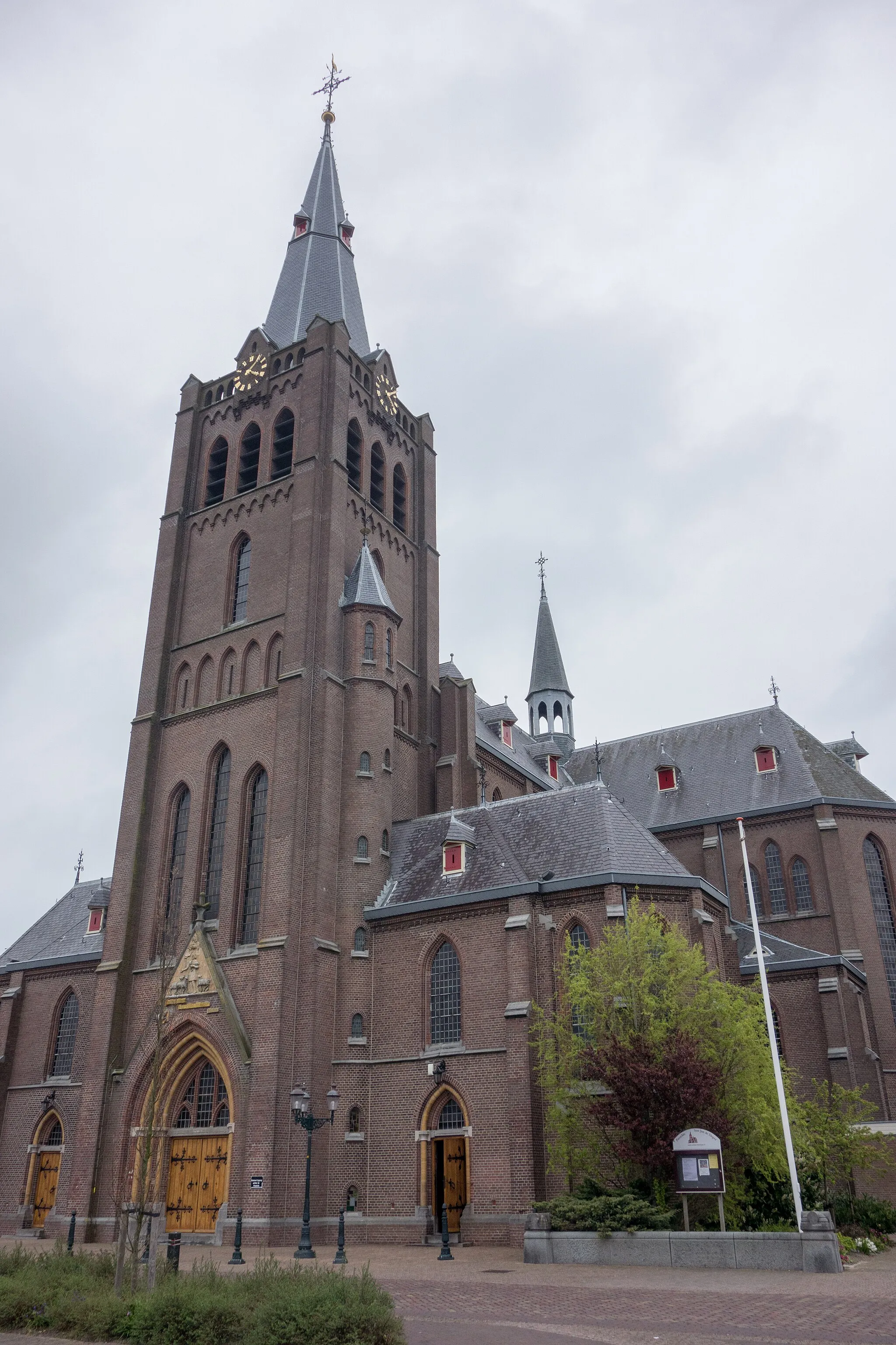 Photo showing: Overzicht van het exterieur van de Sint-Jan-de-Doperkerk in Noord-Scharwoude.