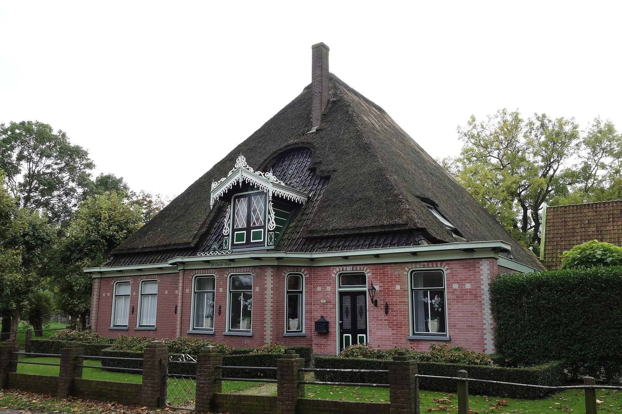 Photo showing: St. Cunerahoeve: stolpboerderij van het Noord-Hollandse type (darsdeuren aan de achterkant) in streek-eigen trant gebouwd. Hoewel de linkerzijgevel uit hout is opgetrokken is de rechterzijgevel opgetrokken uit steen. Deze zijgevel is ook iets uitgebouwd.