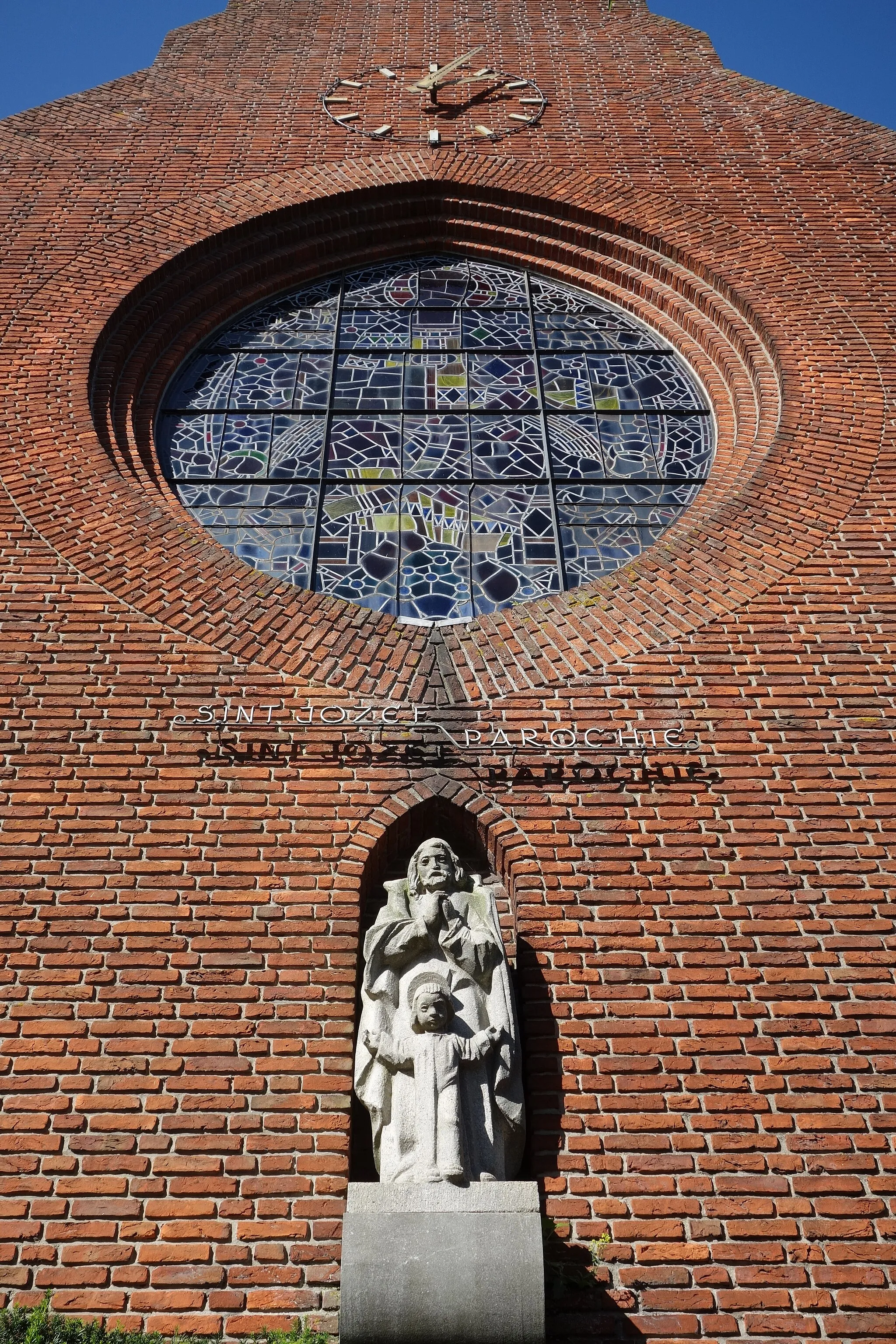 Photo showing: Beeld van Sint-Jozef met daarboven een roosraam in de voorgevel van de Sint-Jozefkerk in Zwaagdijk-Oost.