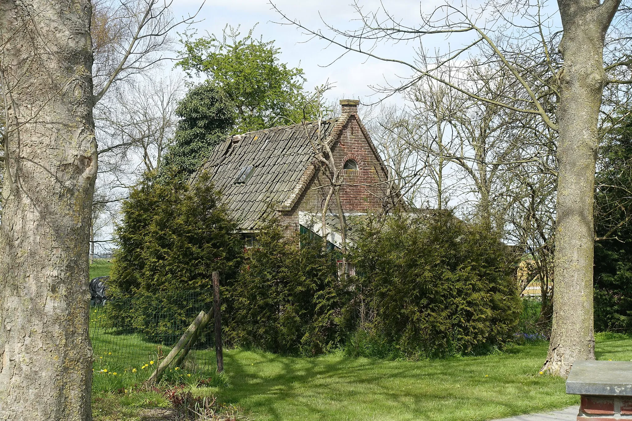 Photo showing: Westerstraat 11 in Sijbekarspel. De woning is rijksmonument en gedeeltelijk ingestort.