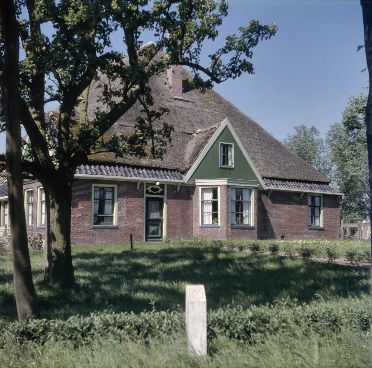 Photo showing: Dorpzicht: Overzicht van de voorgevel van de boerderij