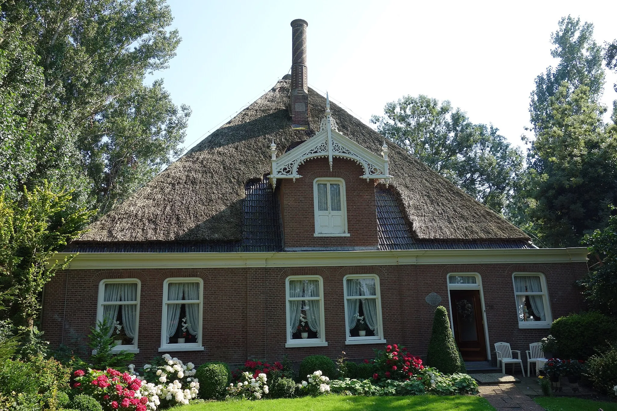 Photo showing: Stolpboerderij van het Noord-Hollandse type aan de Bangert 28 in Andijk. Boerderij is in 1894 gebouwd, de schoorsteen is in 1919 toegevoegd en de dakkapel in 1977 (allen volgens de jaartallen op de stukken zelf)