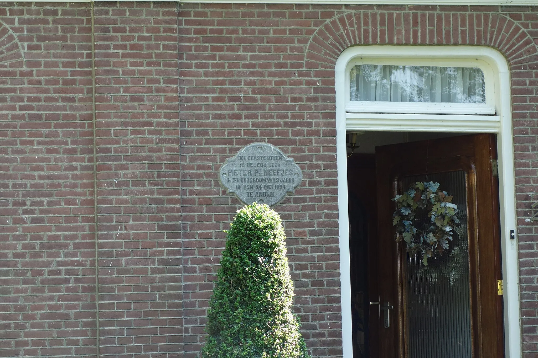 Photo showing: Plaquette/gevelsteen in de voorgevel van Bangert 28 te Andijk. Gevelsteen vermeldt wie de eerste steen heeft gelegd en wanneer.