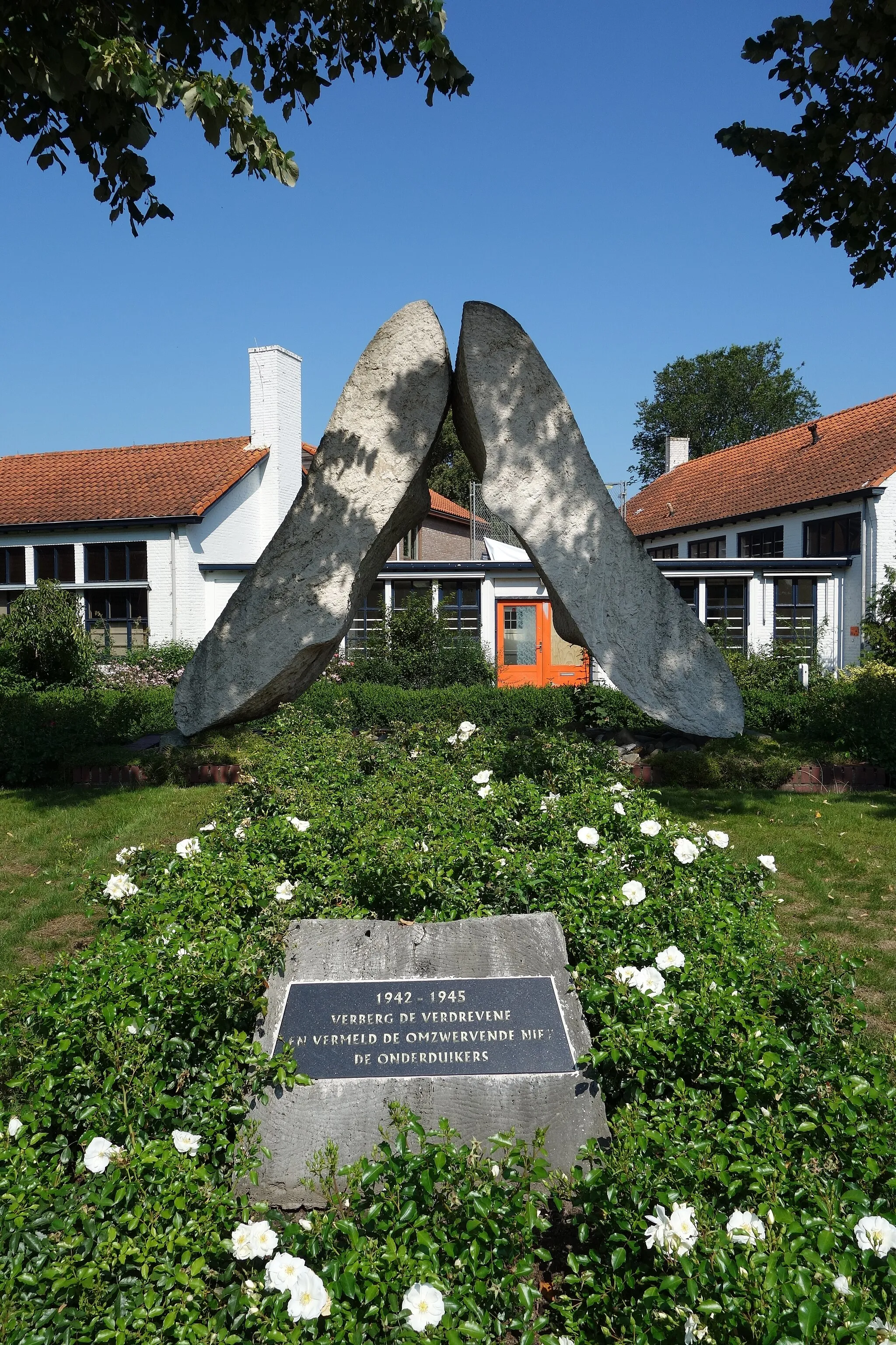 Photo showing: Monument voor vervolgden uit Andijk. Het stelt twee vrouwenhanden voor die een onderduiker beschermen.