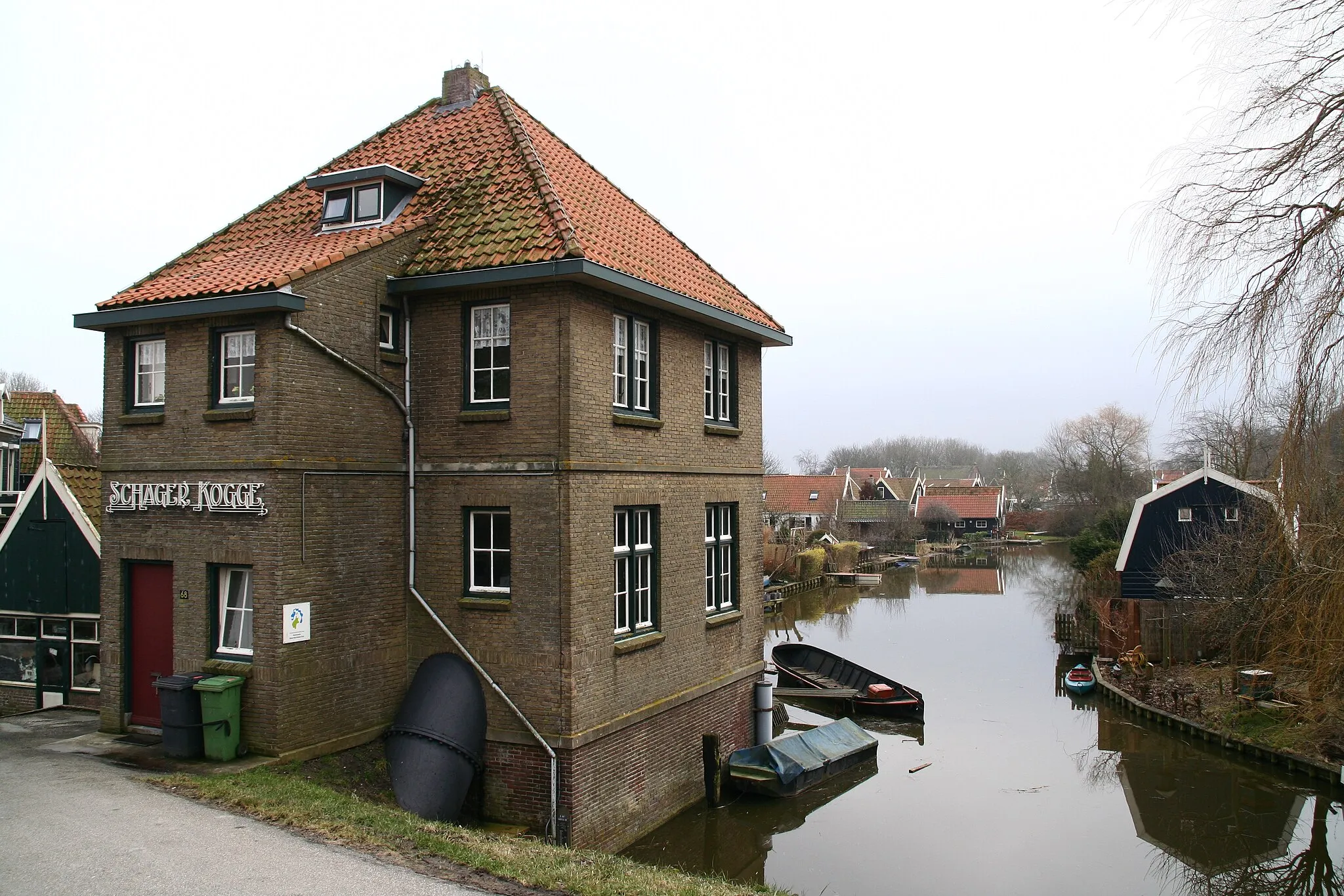 Photo showing: emaal "Schager Kogge" te Kolhorn. Er wordt in 2006 een nieuw gemaal gebouwd buiten het dorp.