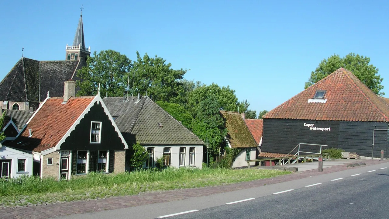 Photo showing: Het dorpsgezicht van Kolhorn, met rechts een voormalige turfboet
The village of Kolhorn (with a former peat barn on the rightside)